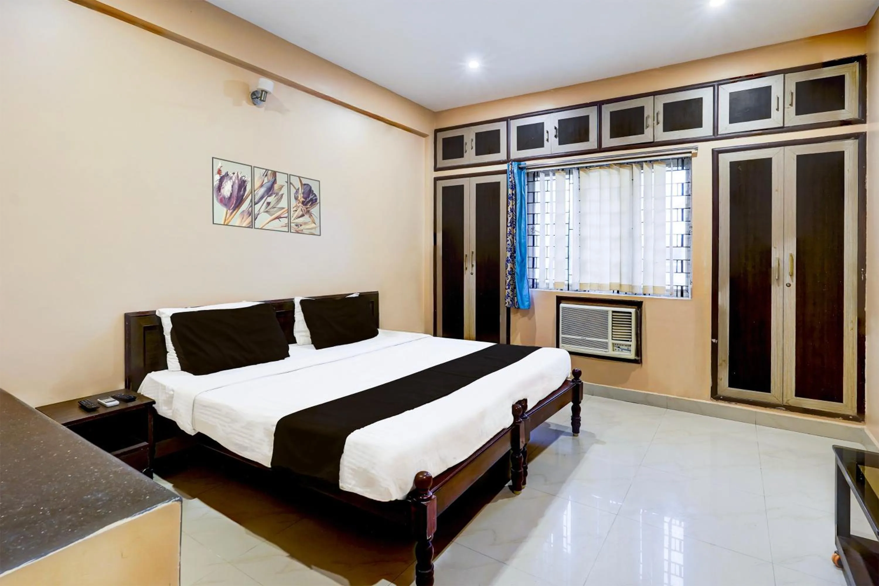 Bedroom in Super Hotel O Chrompet Near Rela Hospital