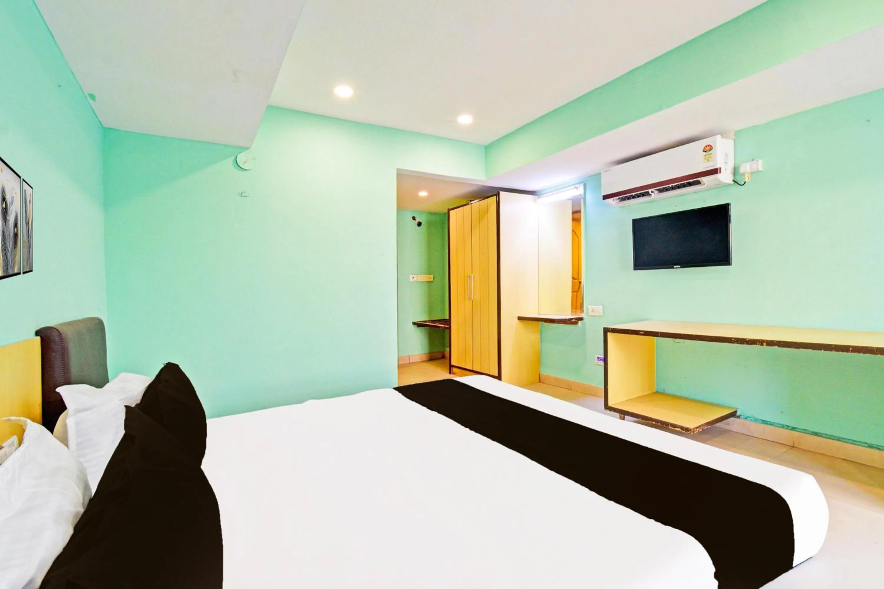 Bedroom, Bed in Super Townhouse Ameerpet Balkampet Road