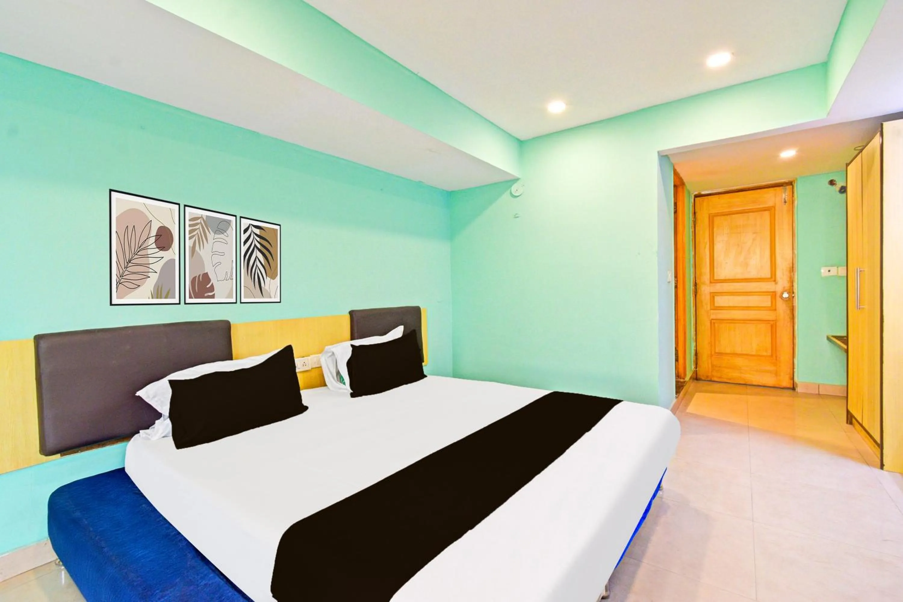Bedroom, Bed in Super Townhouse Ameerpet Balkampet Road