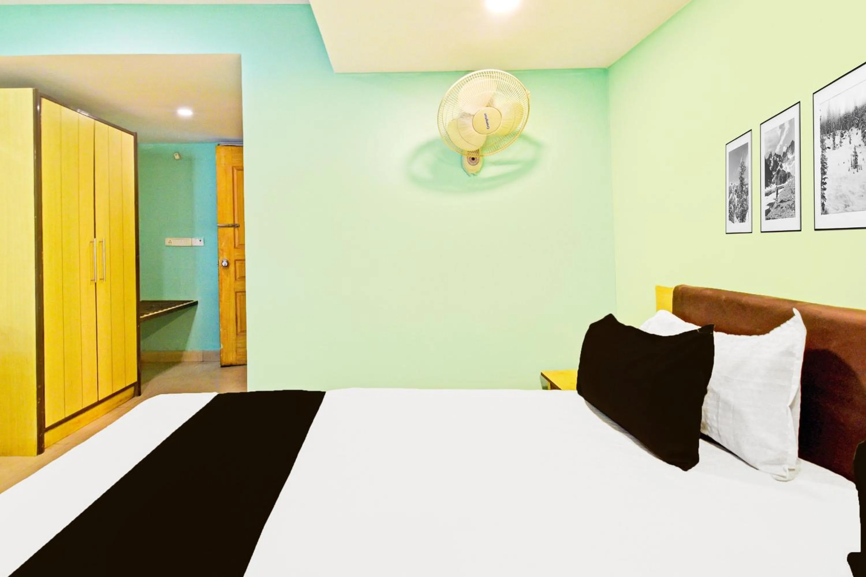 Bedroom, Bed in Super Townhouse Ameerpet Balkampet Road