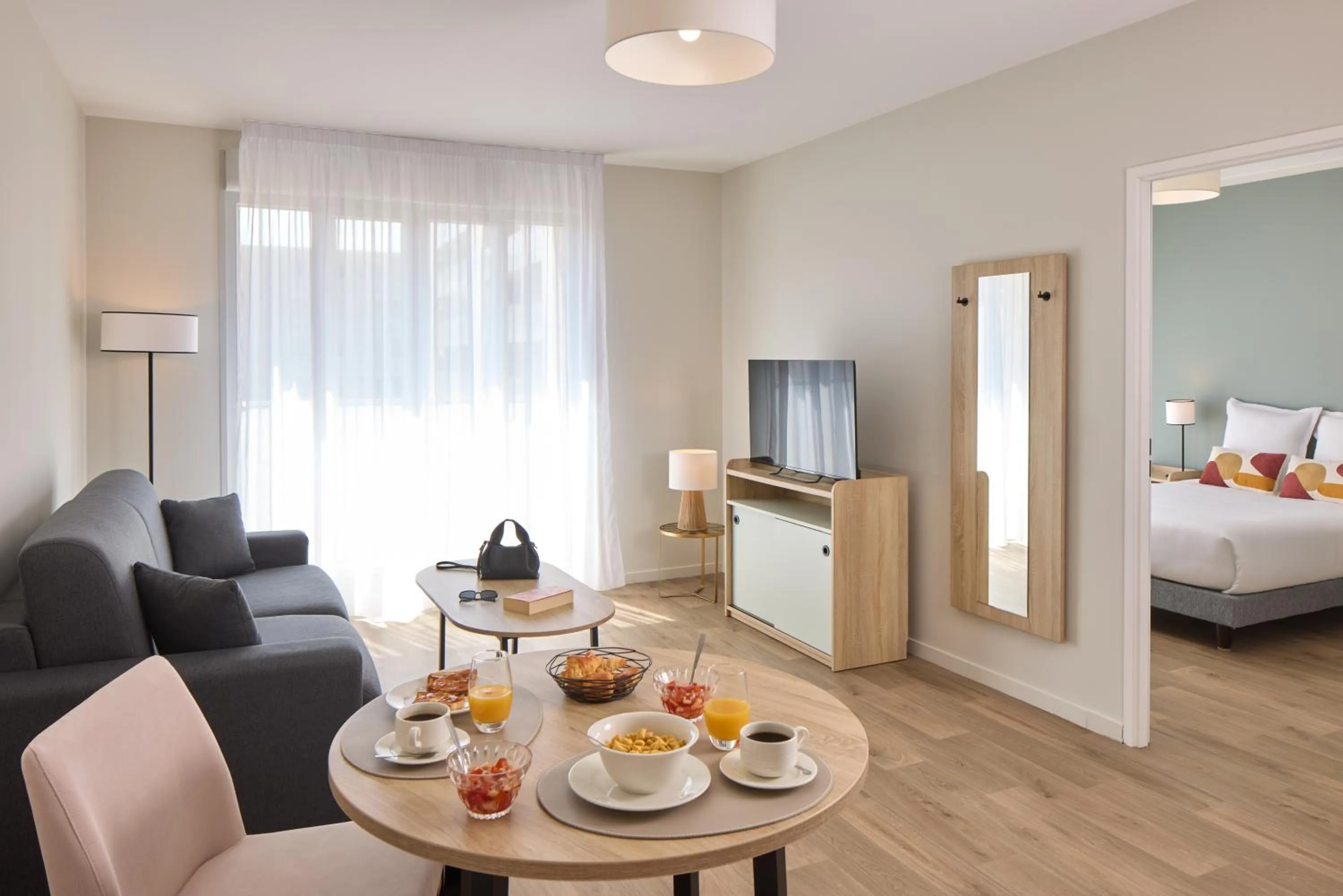 Living room, Bed in Zenitude Quality Aparthotel Reims - Saint-Thomas