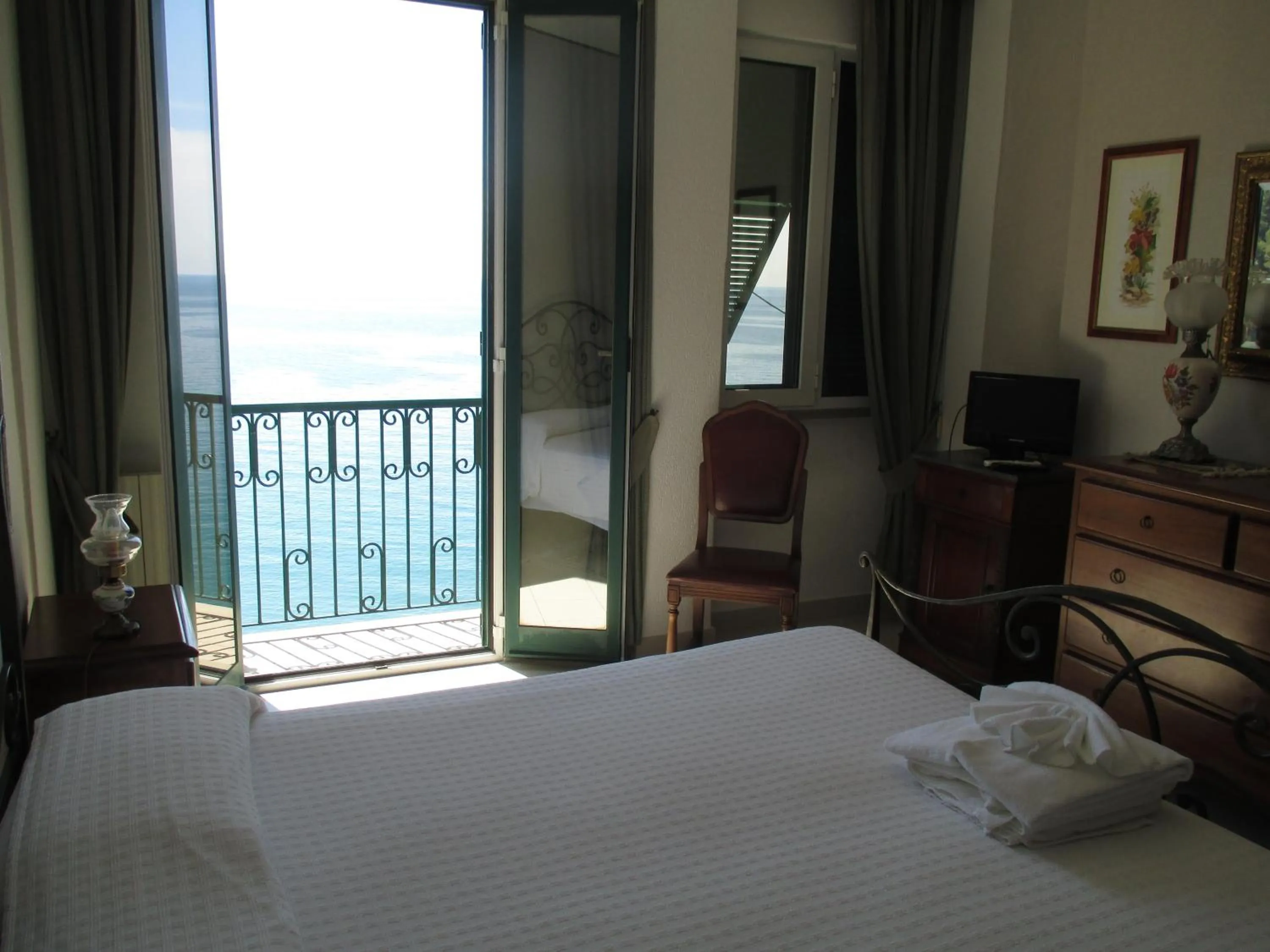 Day, Bed in Hotel Leopold