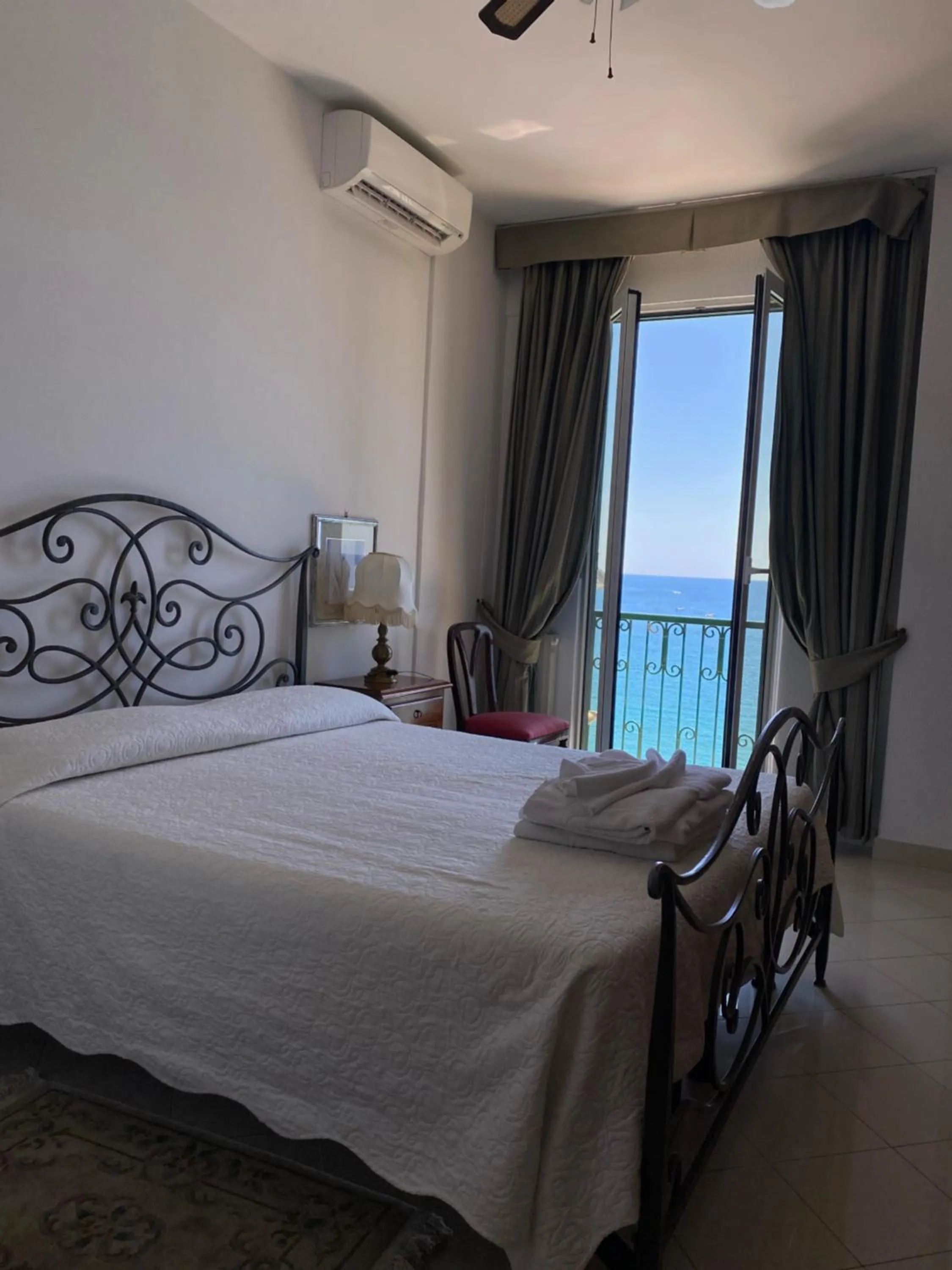 Bed in Hotel Leopold