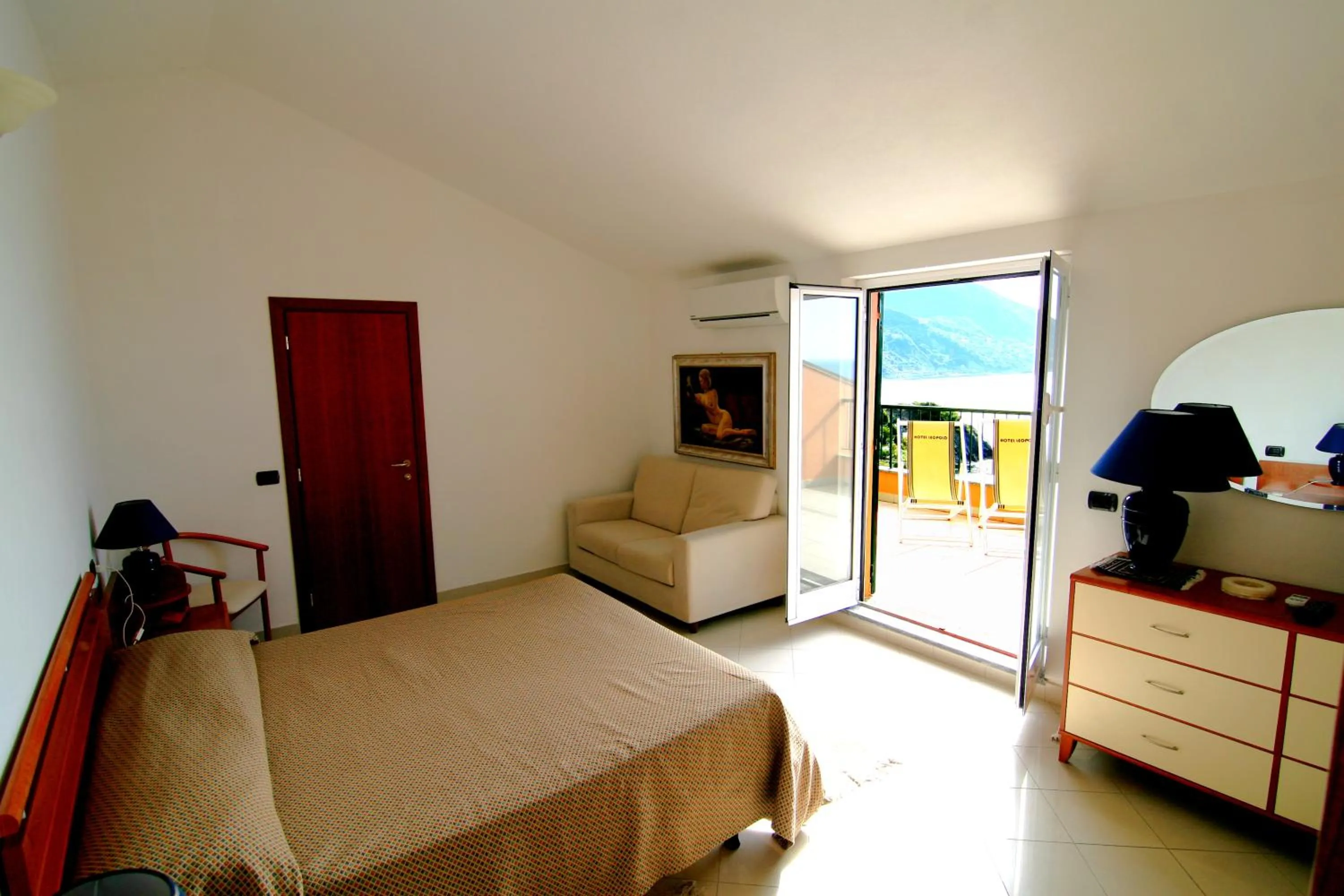 Day, Bed in Hotel Leopold