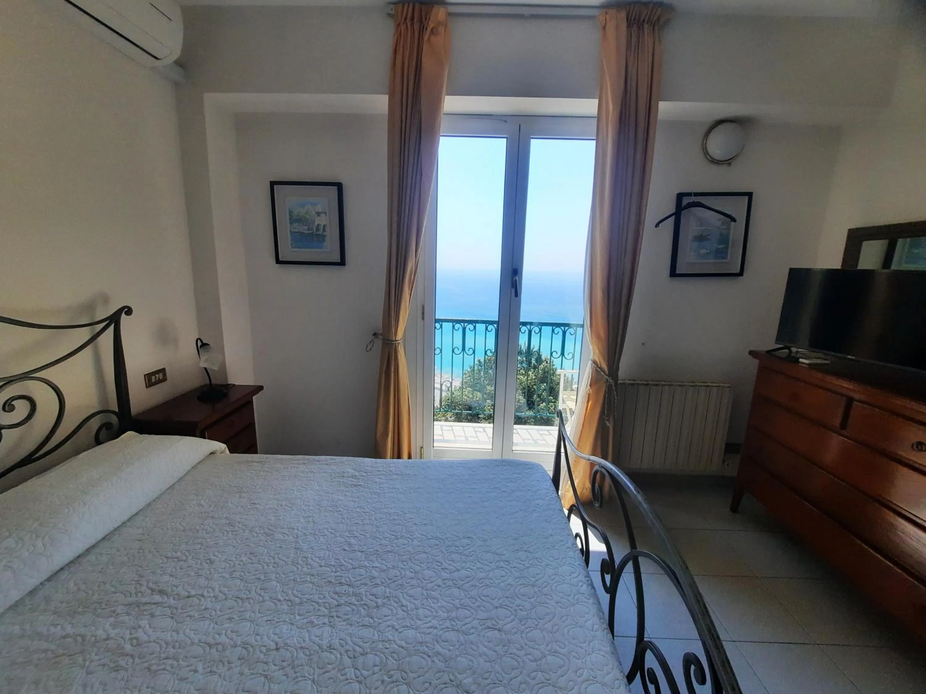 Bed in Hotel Leopold