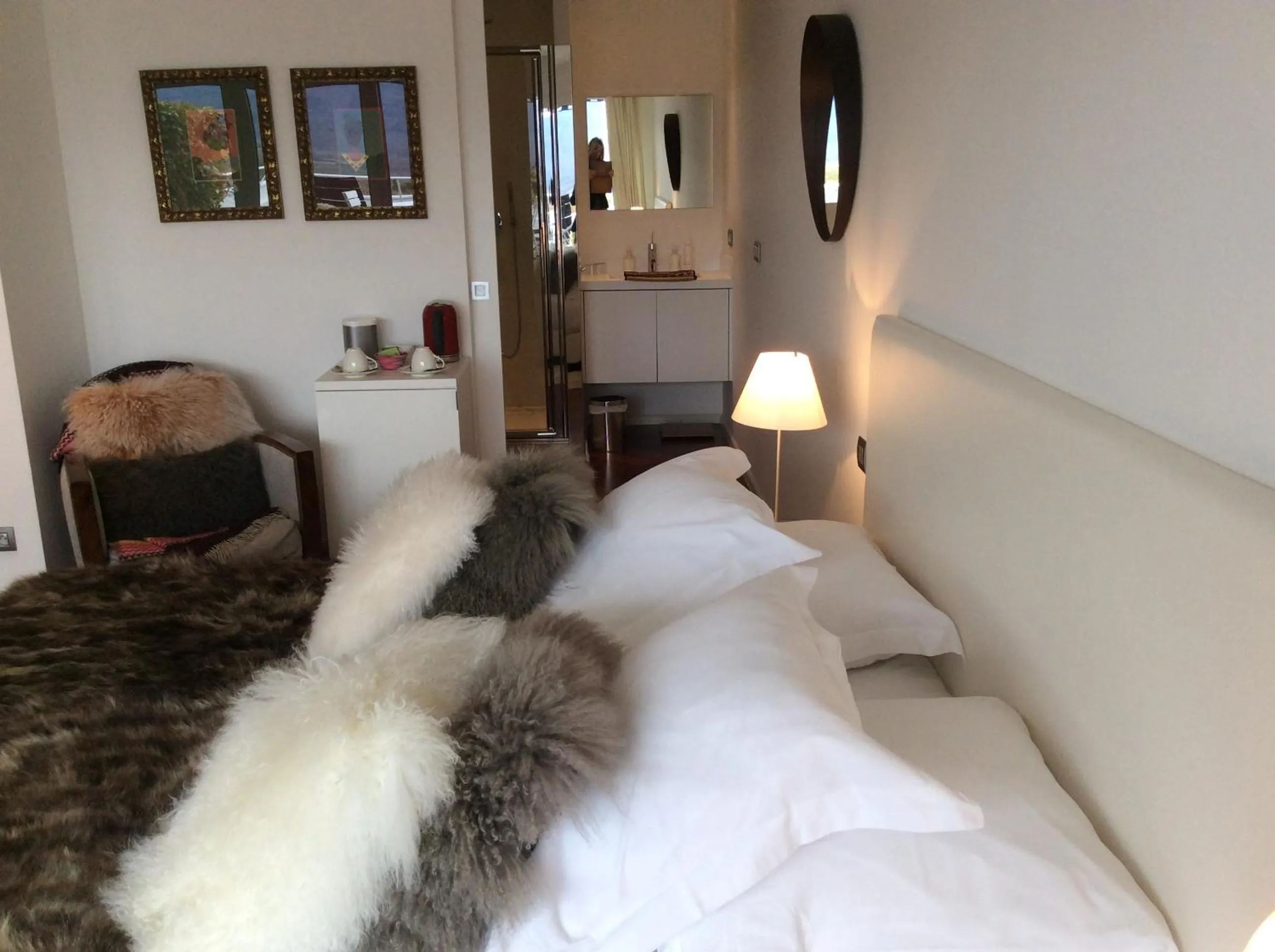 Photo of the whole room in La Villa Haute Corniche