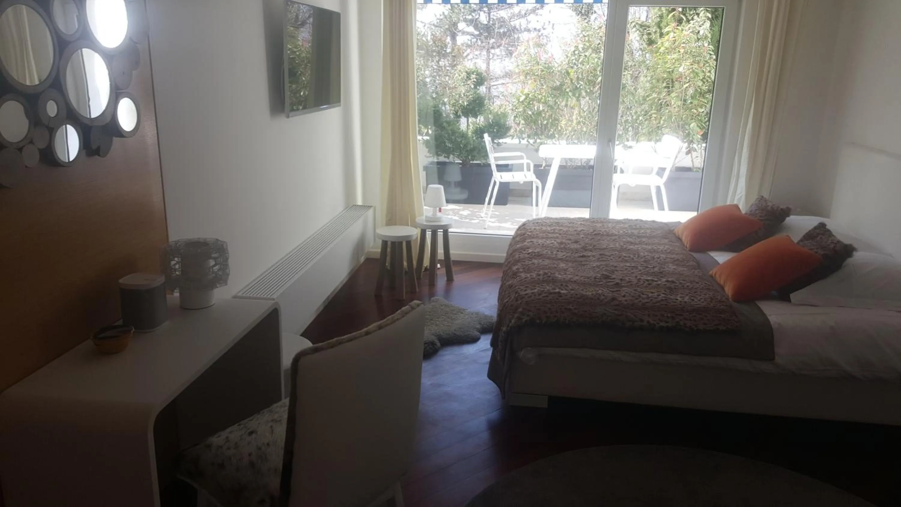 Photo of the whole room in La Villa Haute Corniche