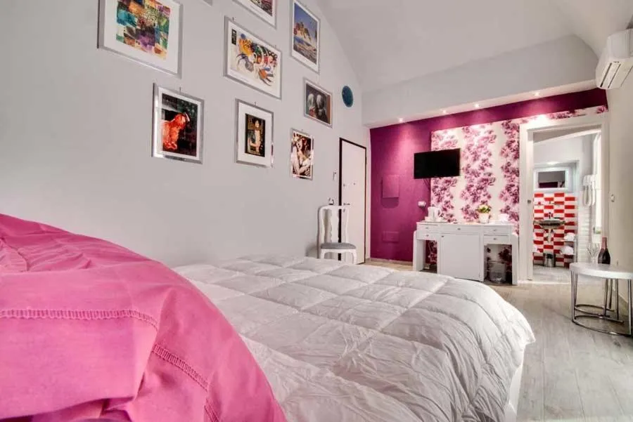 Animals, Bed in Marco Polo B&B