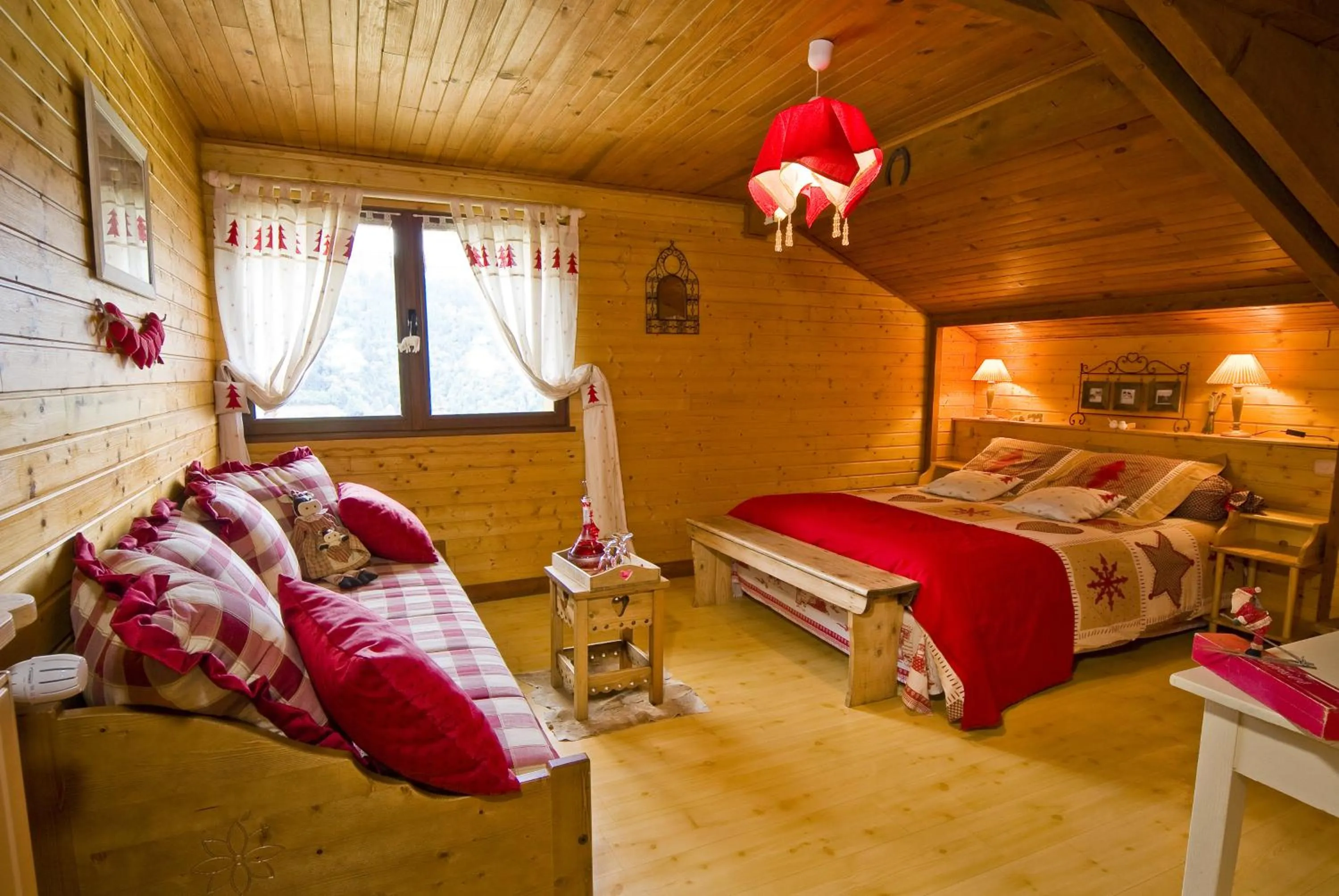 Photo of the whole room, Bed in Chalet la Colombière