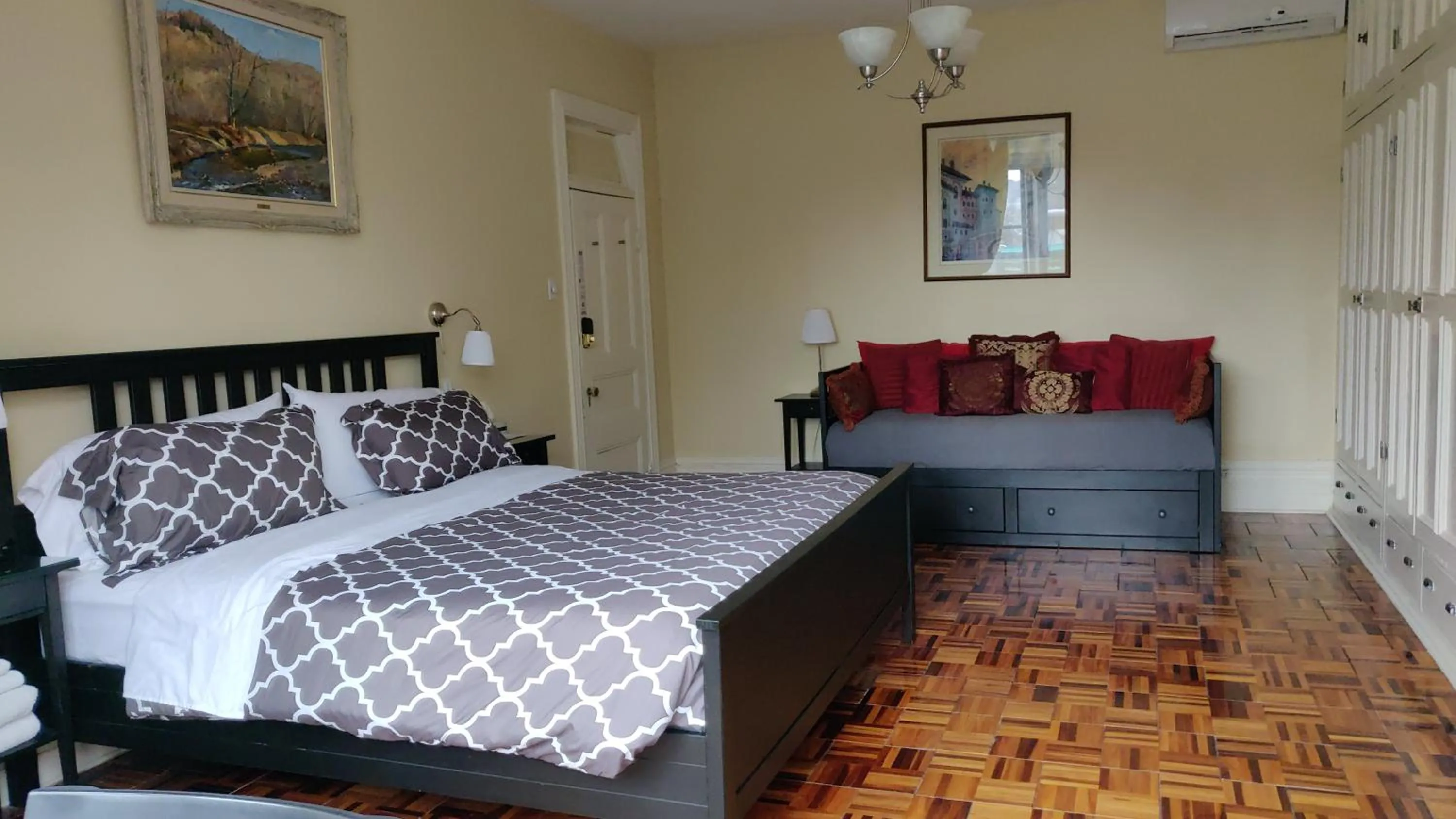 Bedroom, Bed in Gingerbread Manor