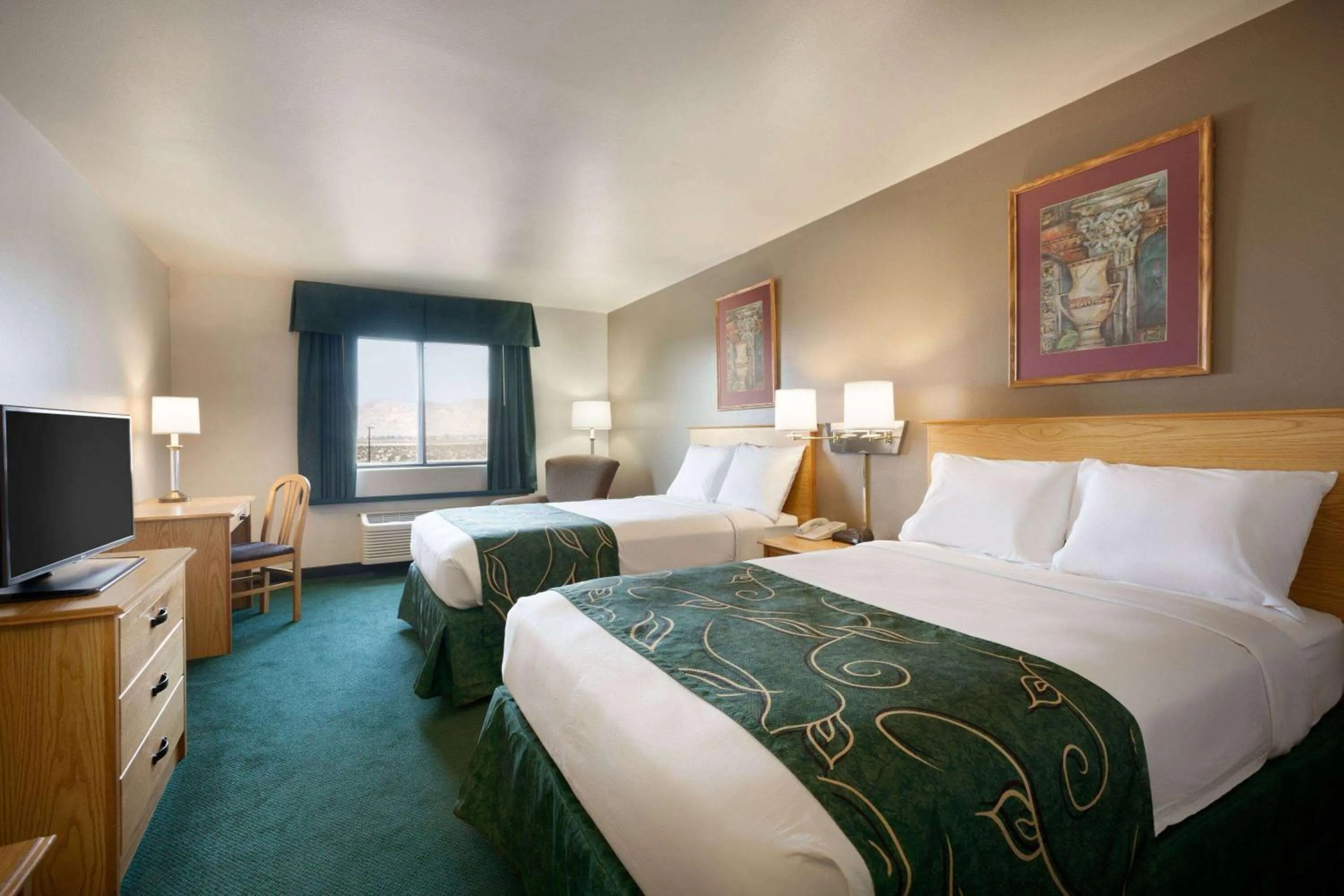 Photo of the whole room, Bed in Travelodge by Wyndham Yermo