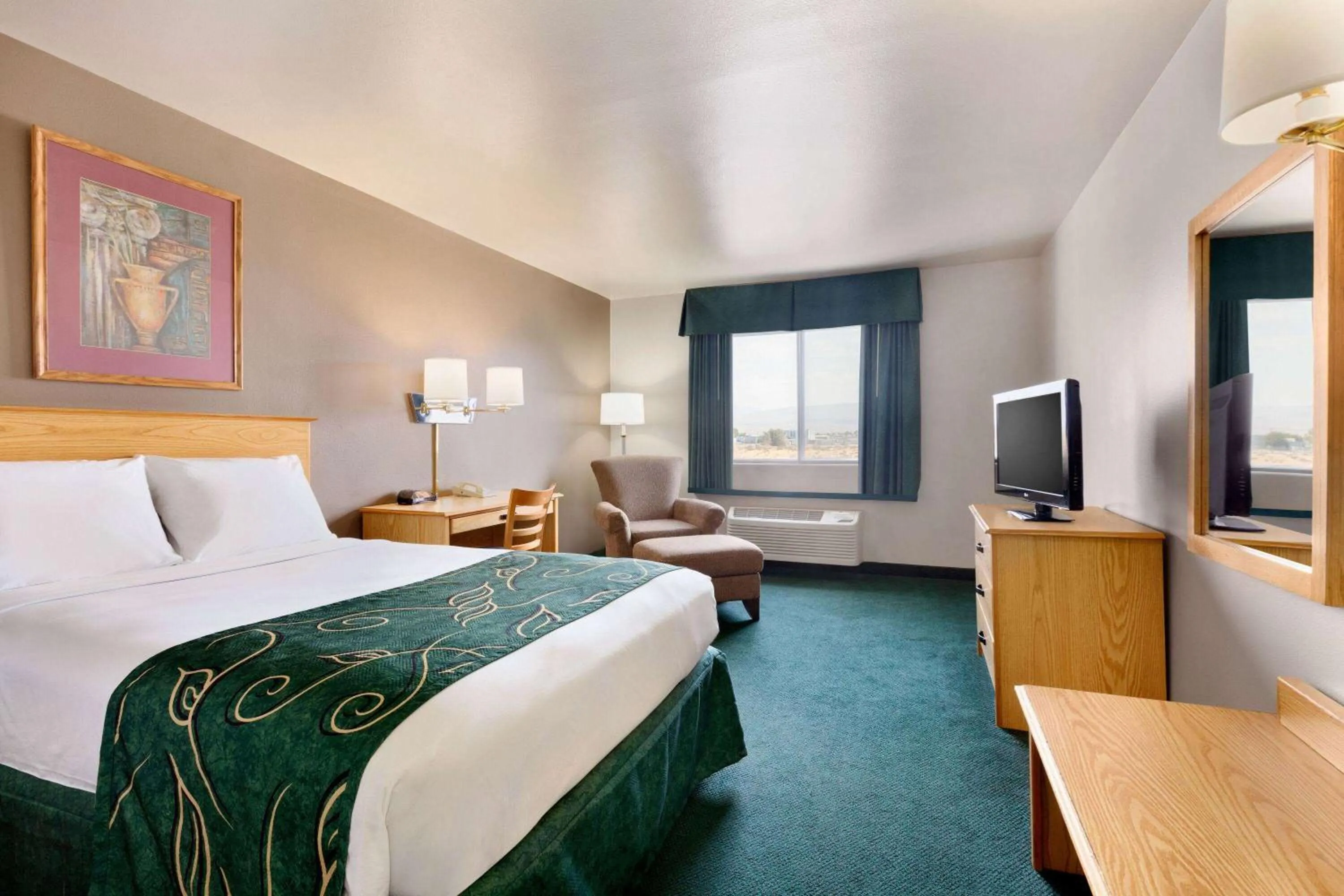 Photo of the whole room, Bed in Travelodge by Wyndham Yermo