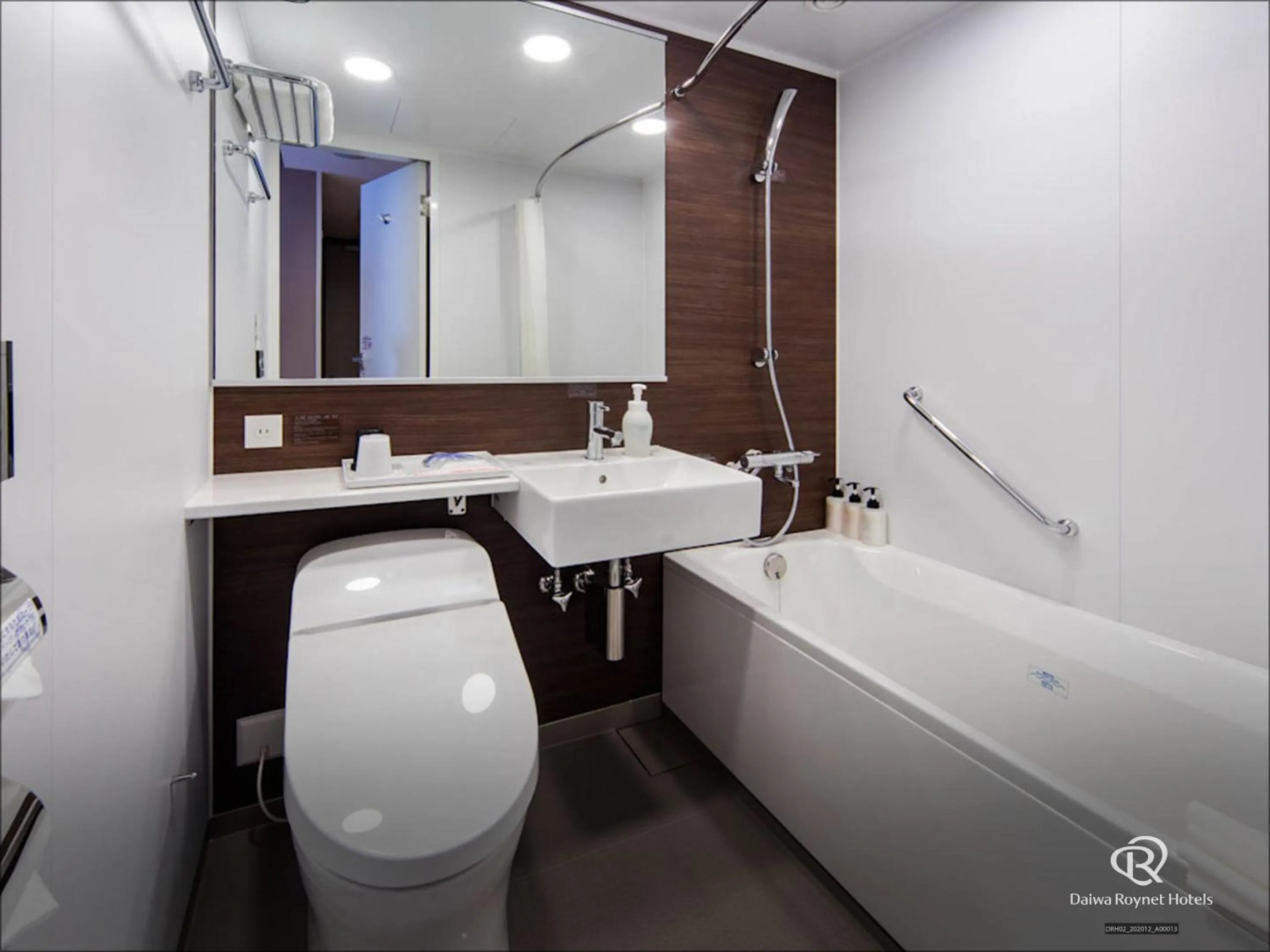 Shower in Daiwa Roynet Hotel Chiba Ekimae