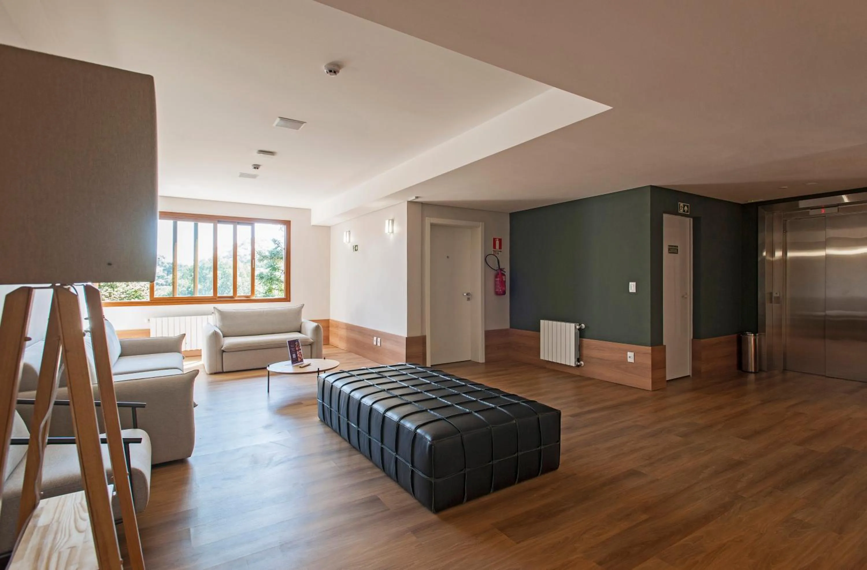 Seating area, Bed in Poehma Lago Negro by Livá OFICIAL