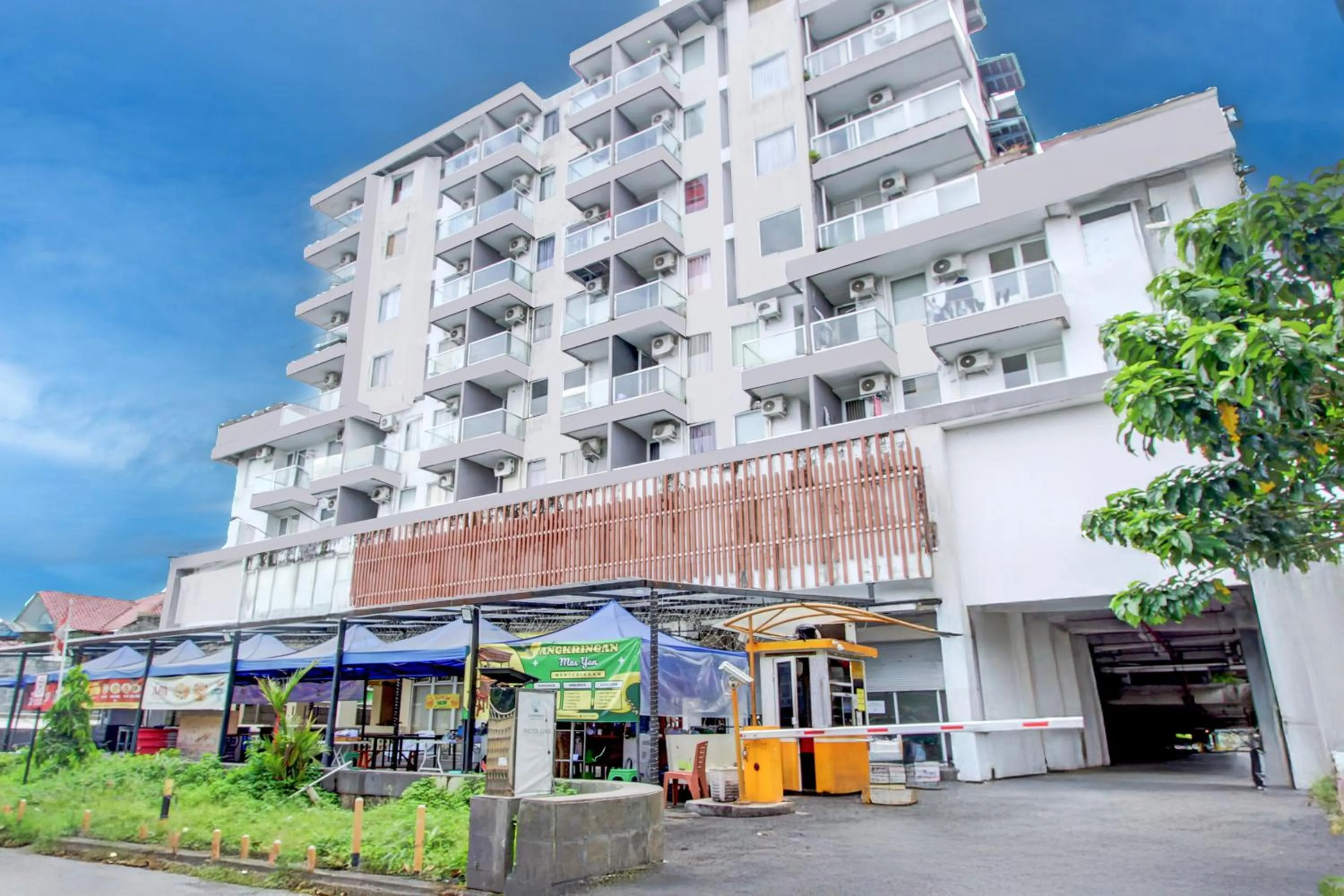 Facade/entrance in Collection O Yogyakarta Near Tugu Jogja Formerly Vivo Aparment