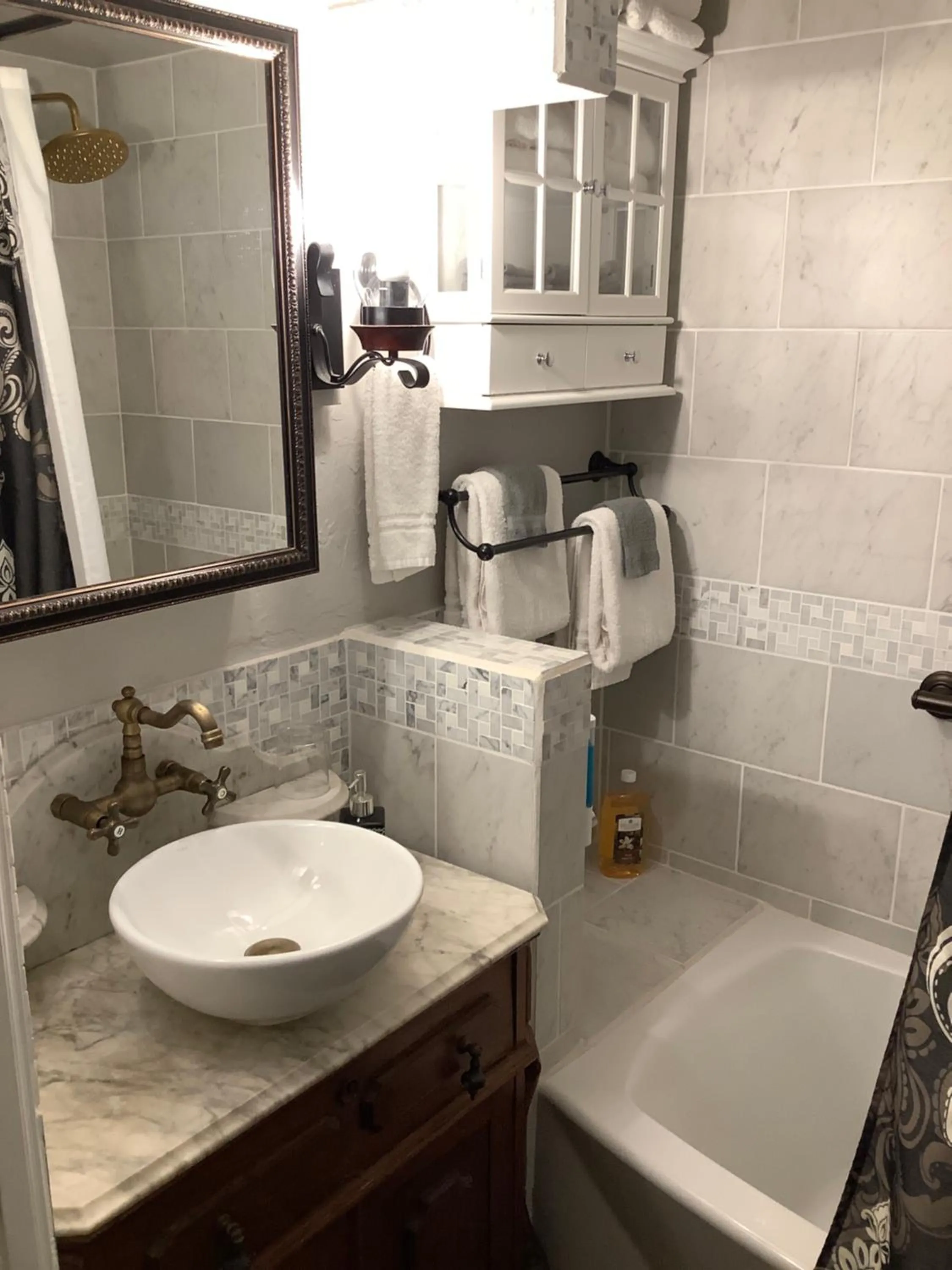 Bathroom in BarDew Valley Inn