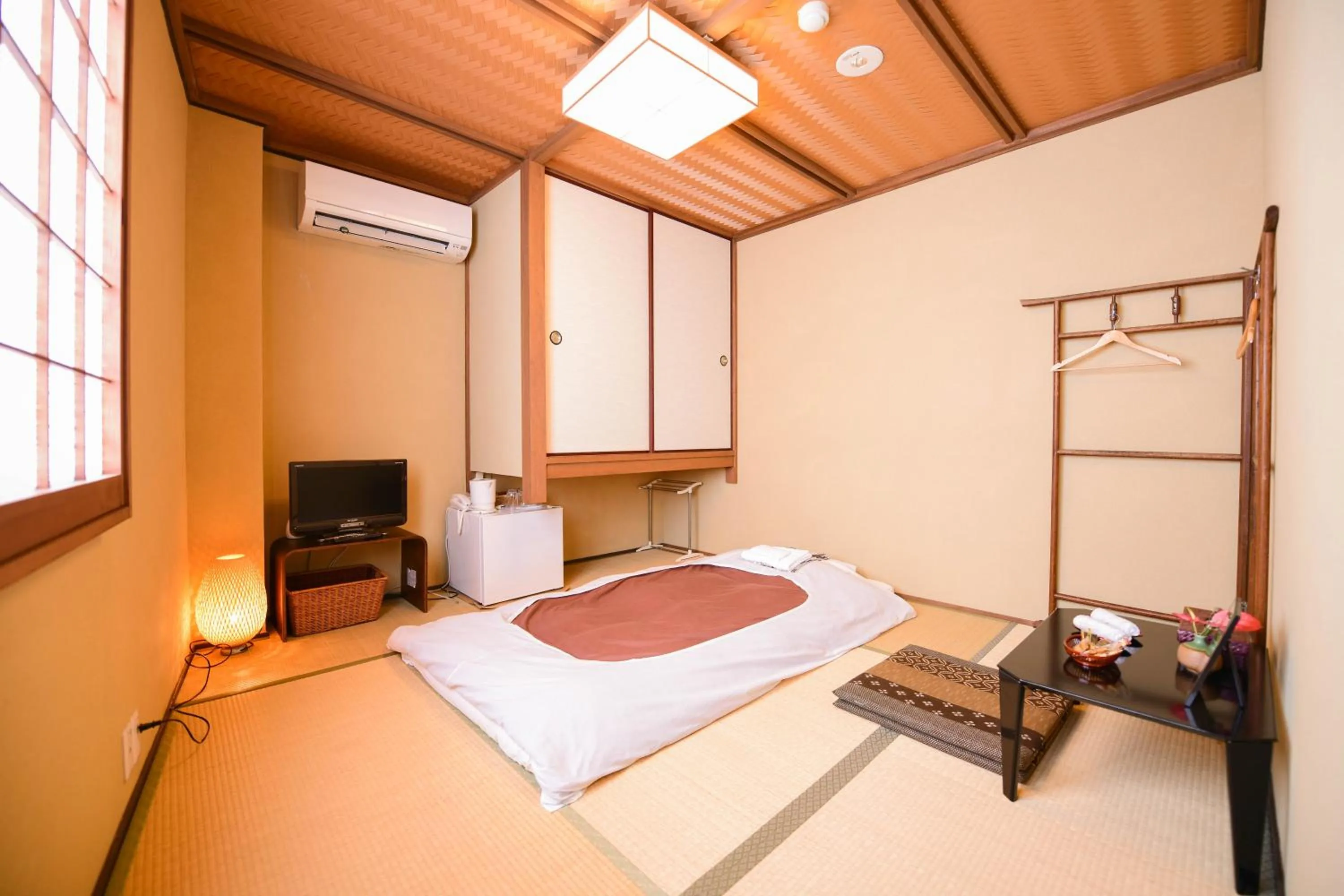 Photo of the whole room, Bed in Kyo no Yado Sangen Ninenzaka