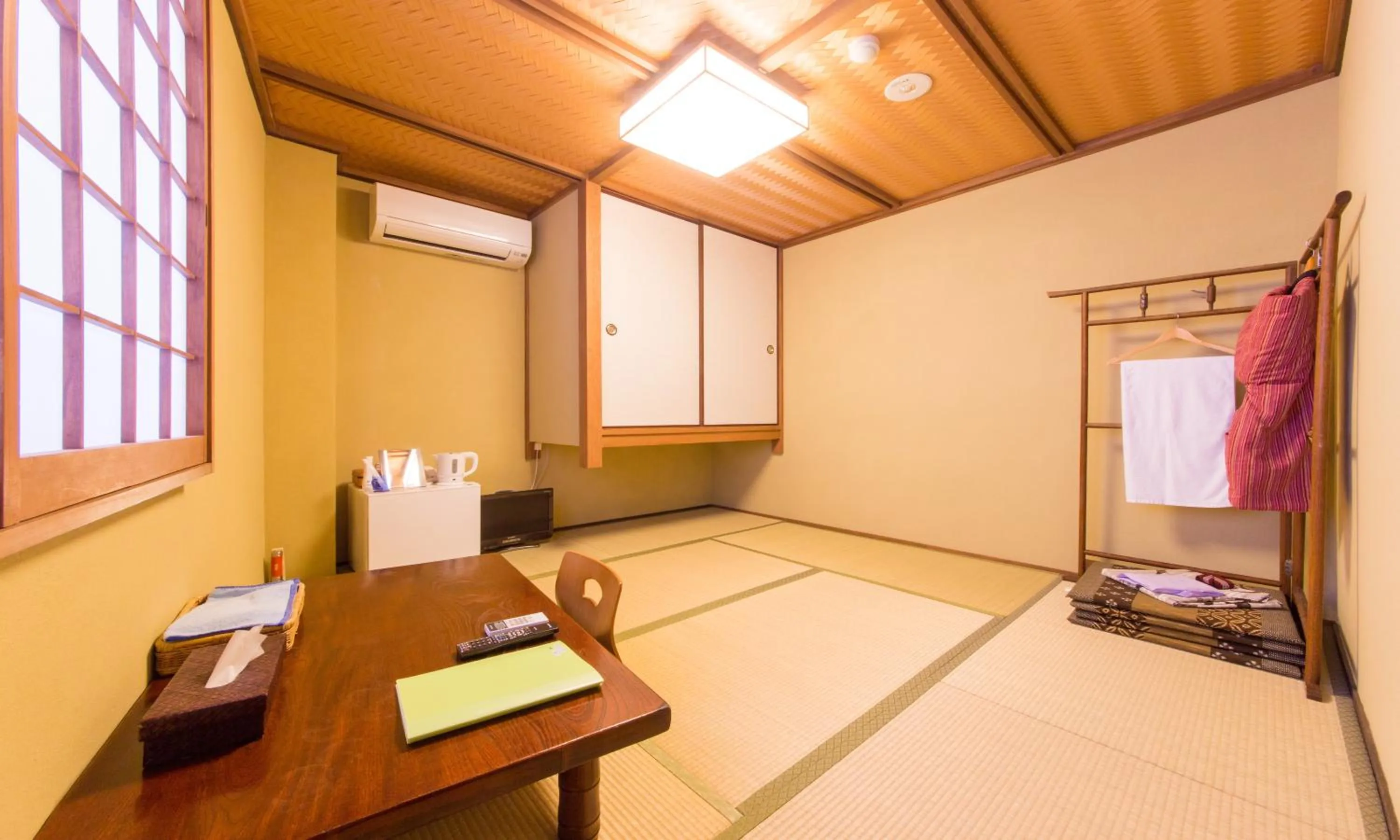 Photo of the whole room, Bed in Kyo no Yado Sangen Ninenzaka