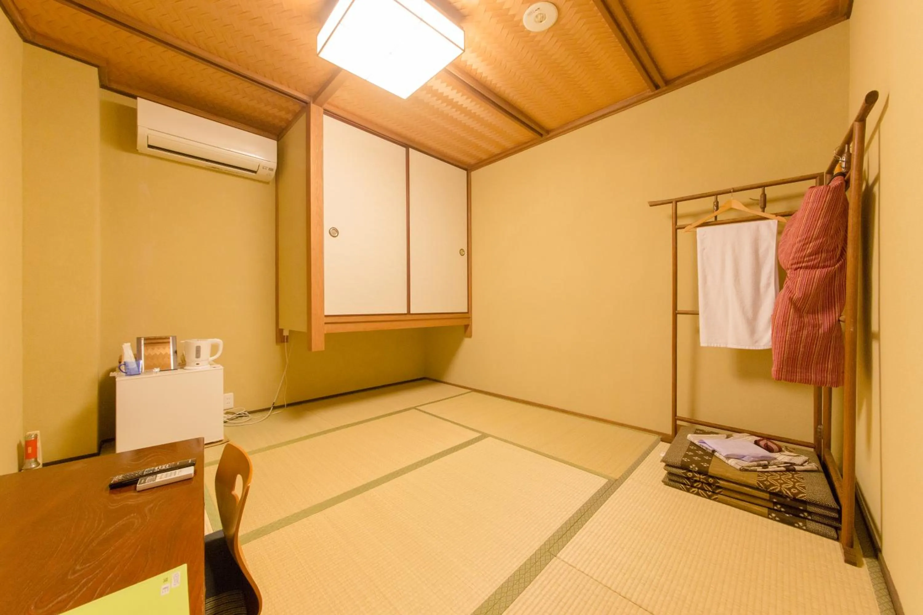 Photo of the whole room, Bed in Kyo no Yado Sangen Ninenzaka