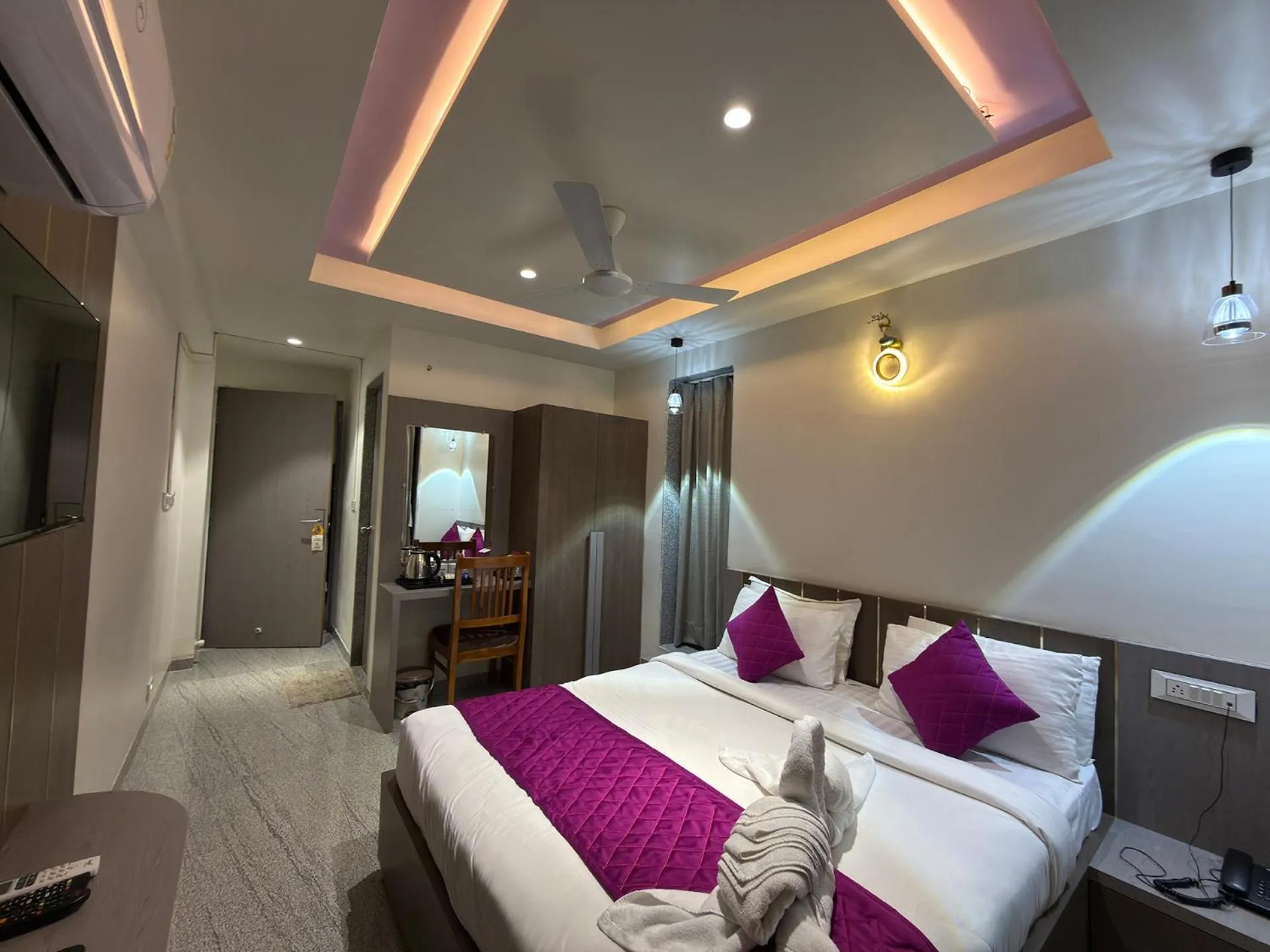 Bed in Daksh The Valley Resort - Saputara