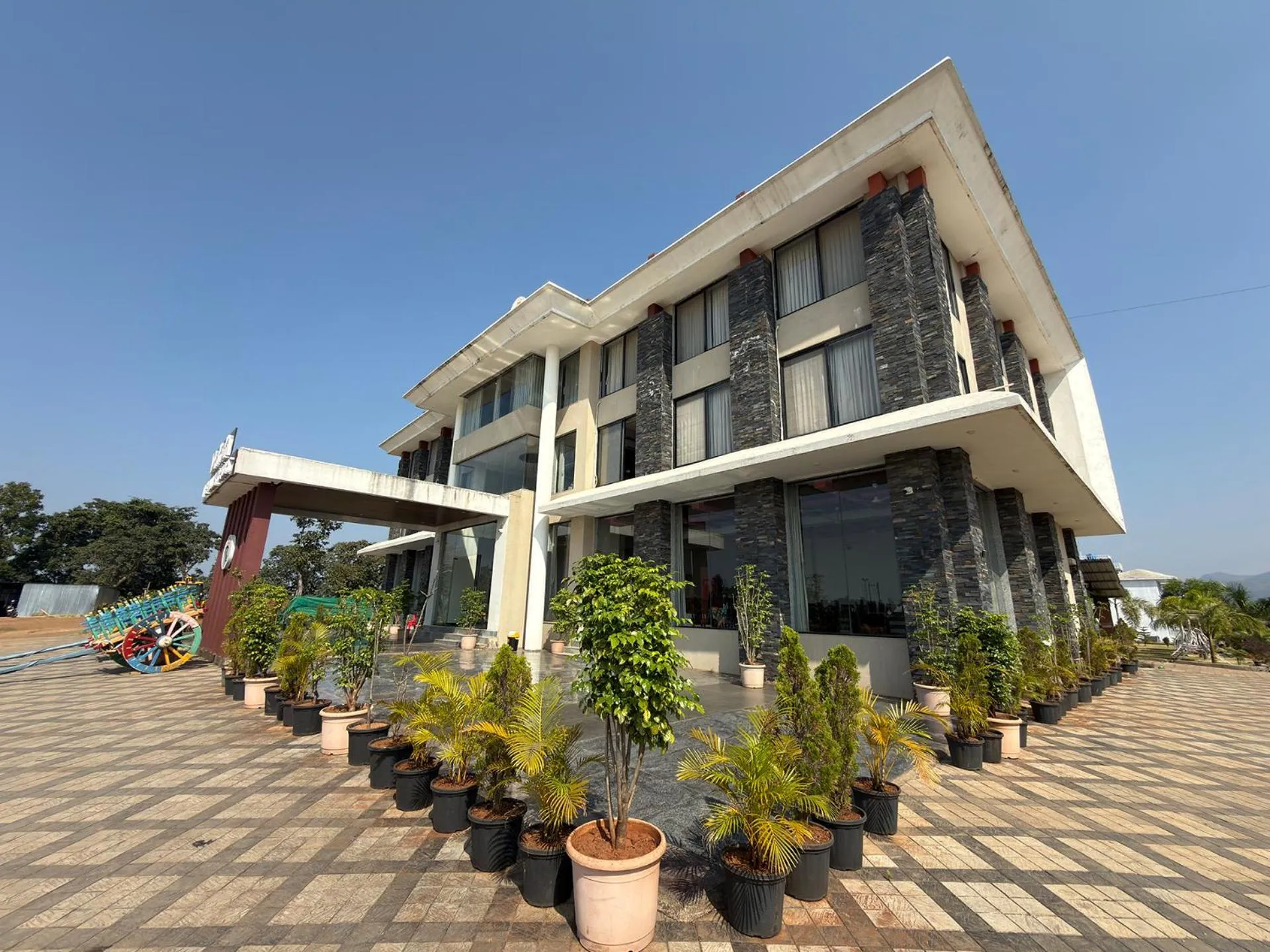 Daksh The Valley Resort - Saputara