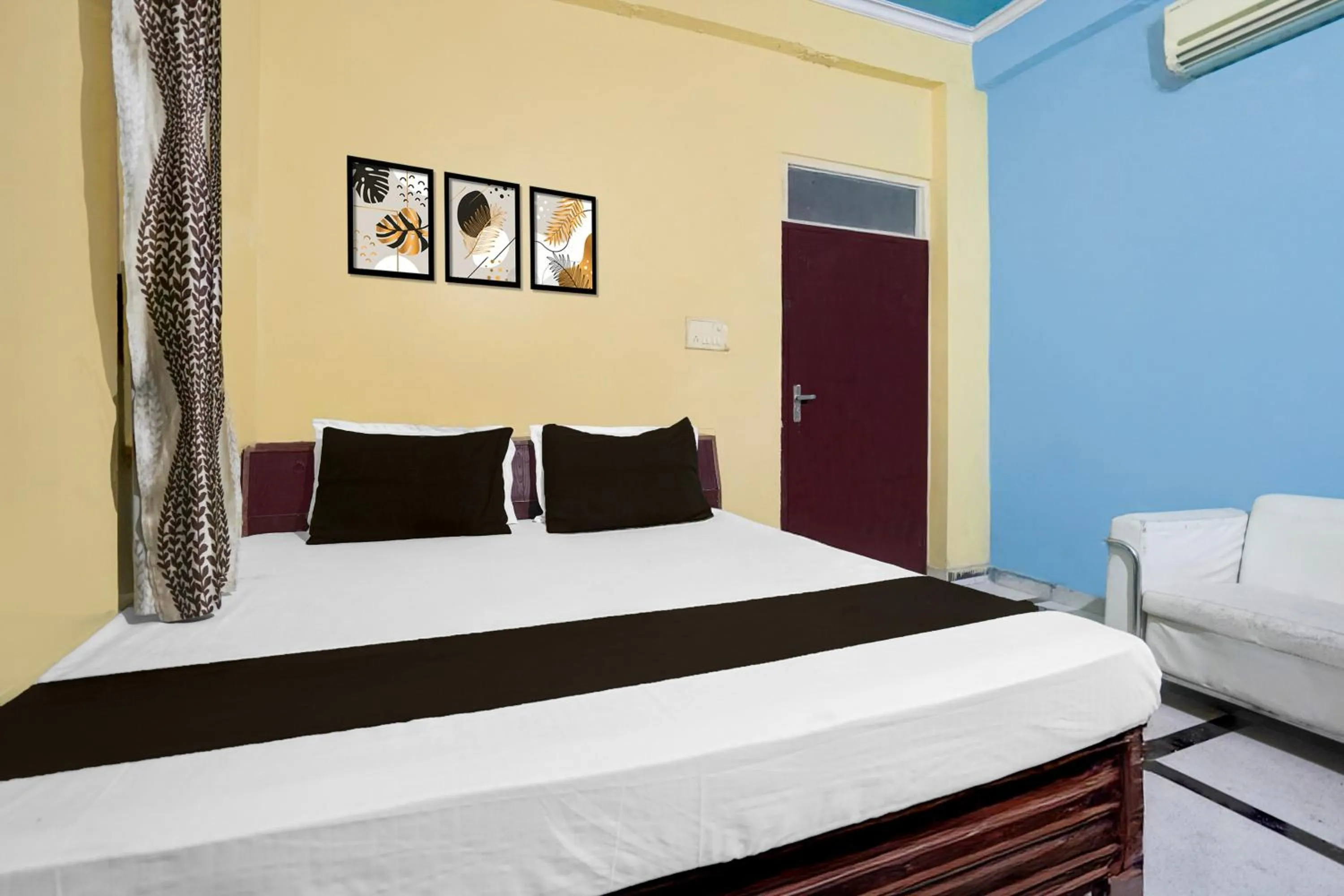 Bedroom, Bed in Hotel O Behror