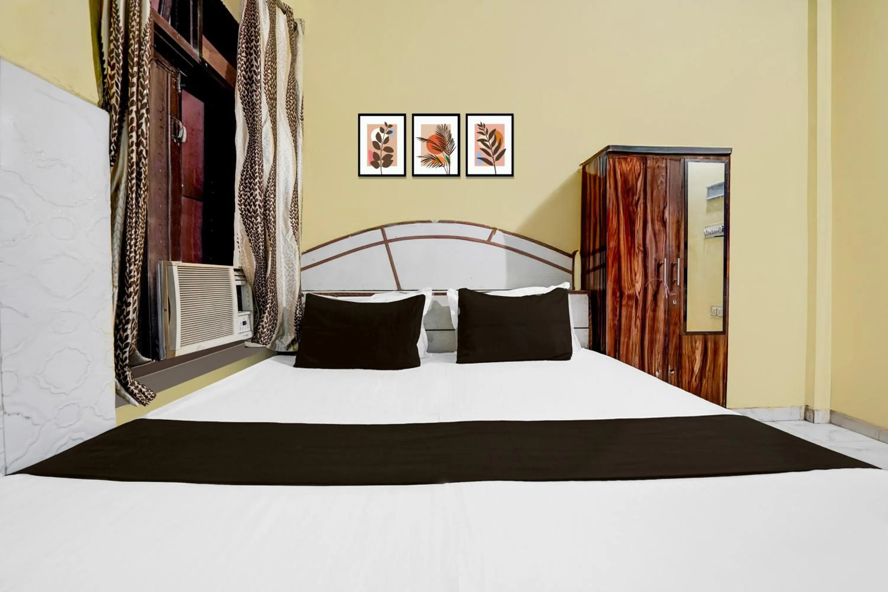 Bedroom, Bed in Hotel O Behror