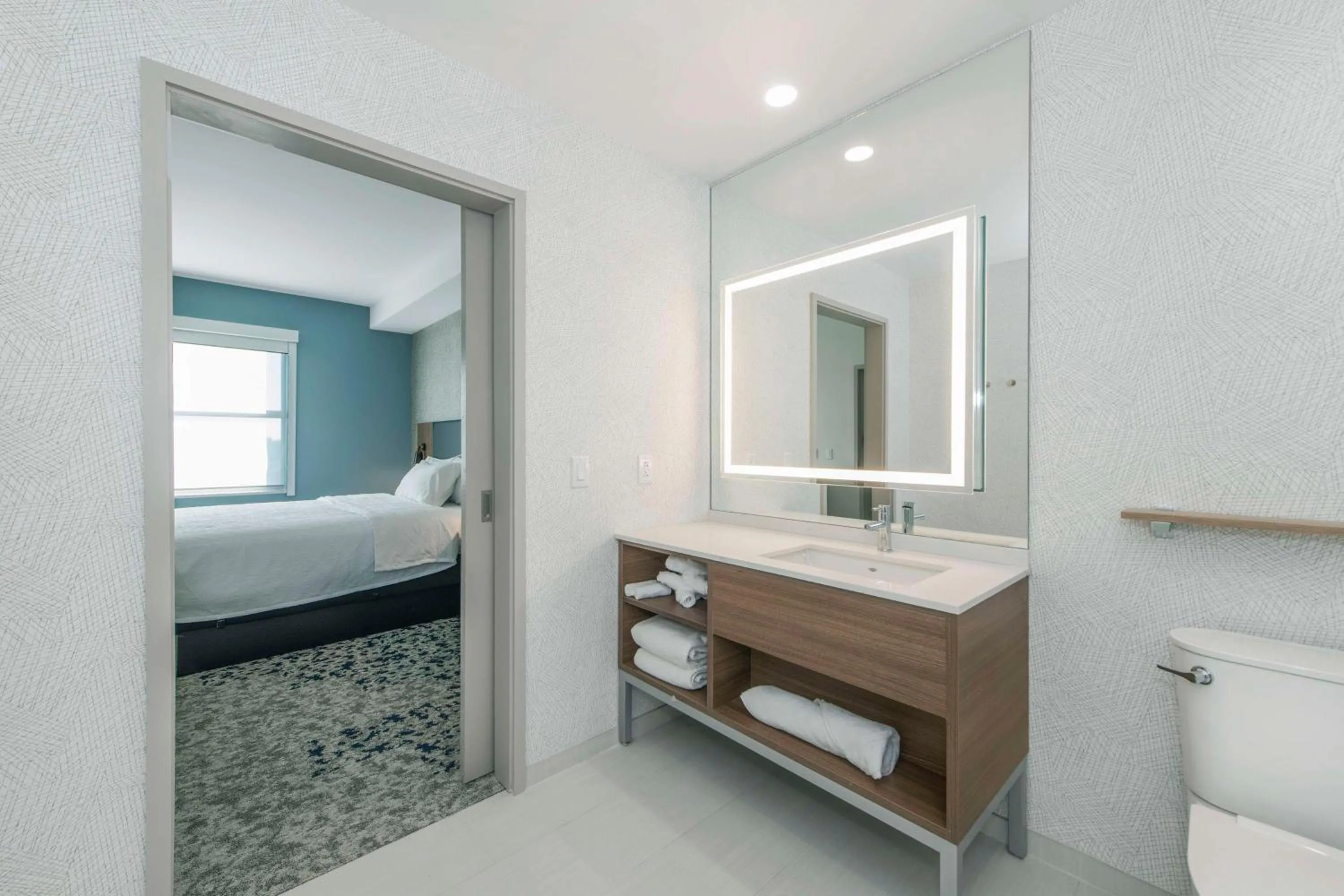 Bathroom, Bed in Home2 Suites By Hilton Lumberton