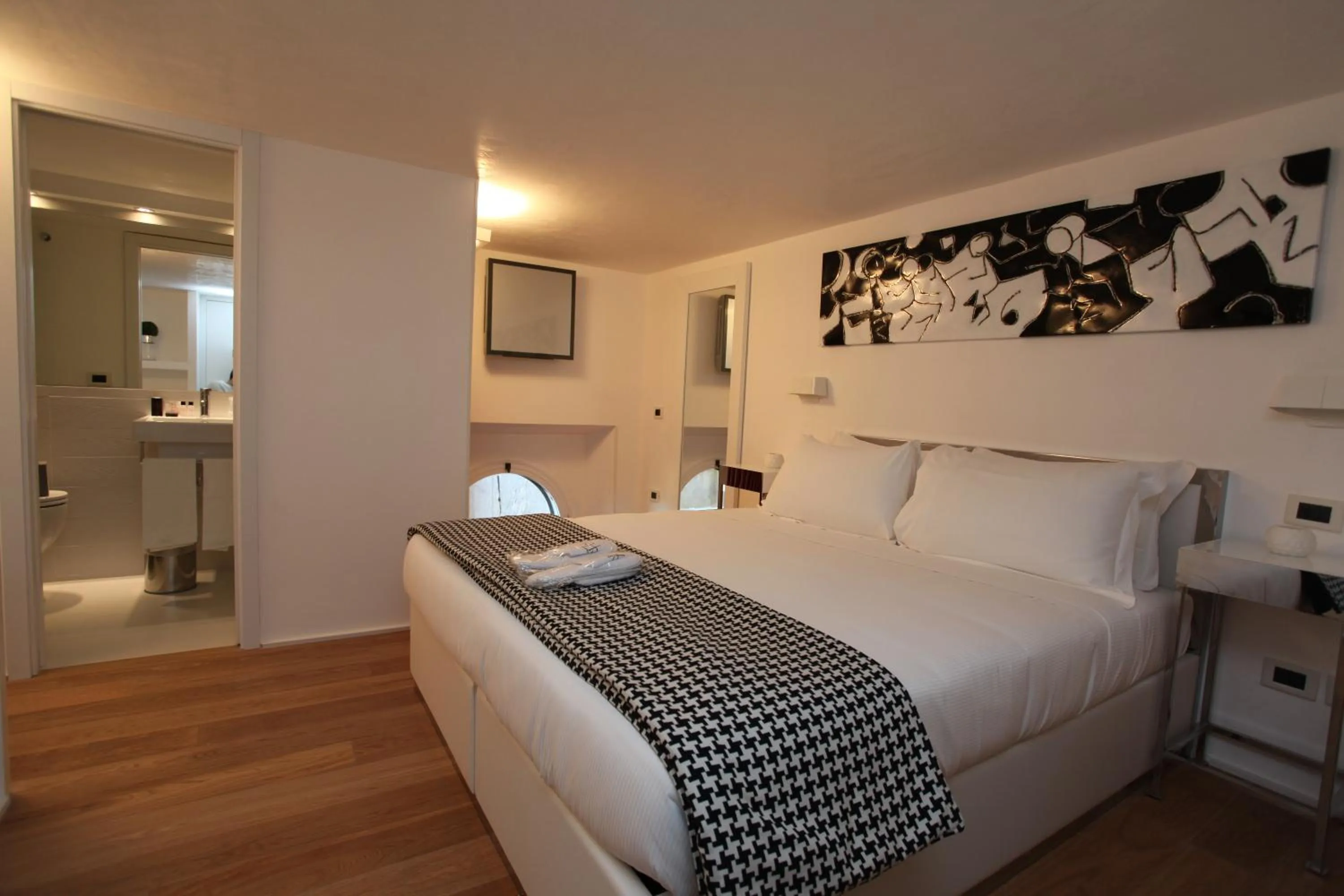 Photo of the whole room, Bed in LHP Suite Roma Piazza del Popolo