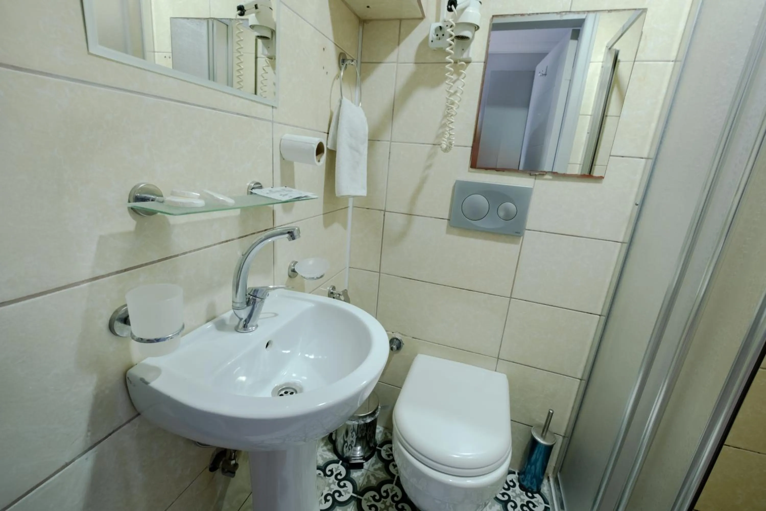 Bathroom in JAMMY Hotel