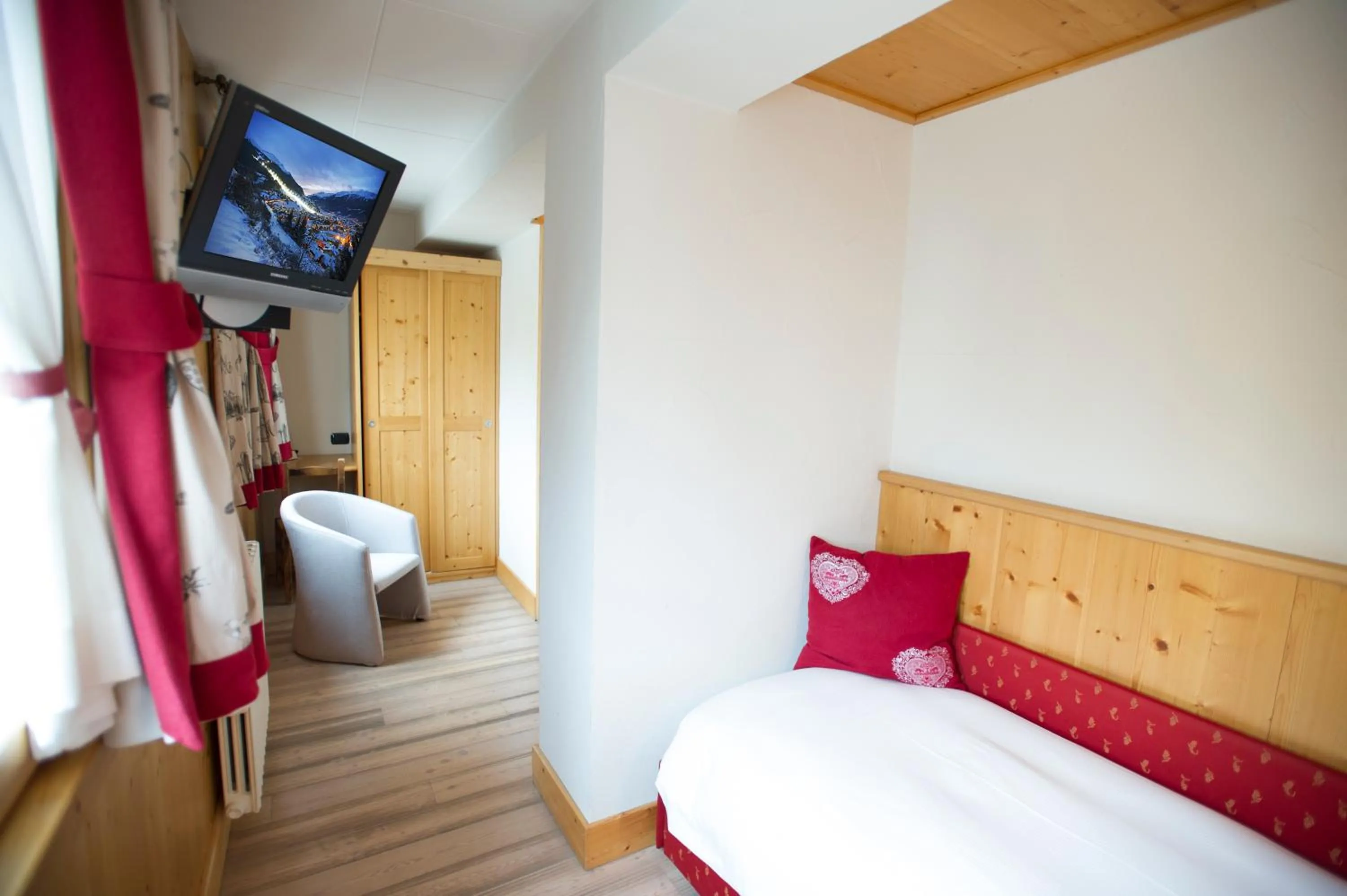 Bathroom, Bed in Funivia Bormio Active Hotel - Adults Only