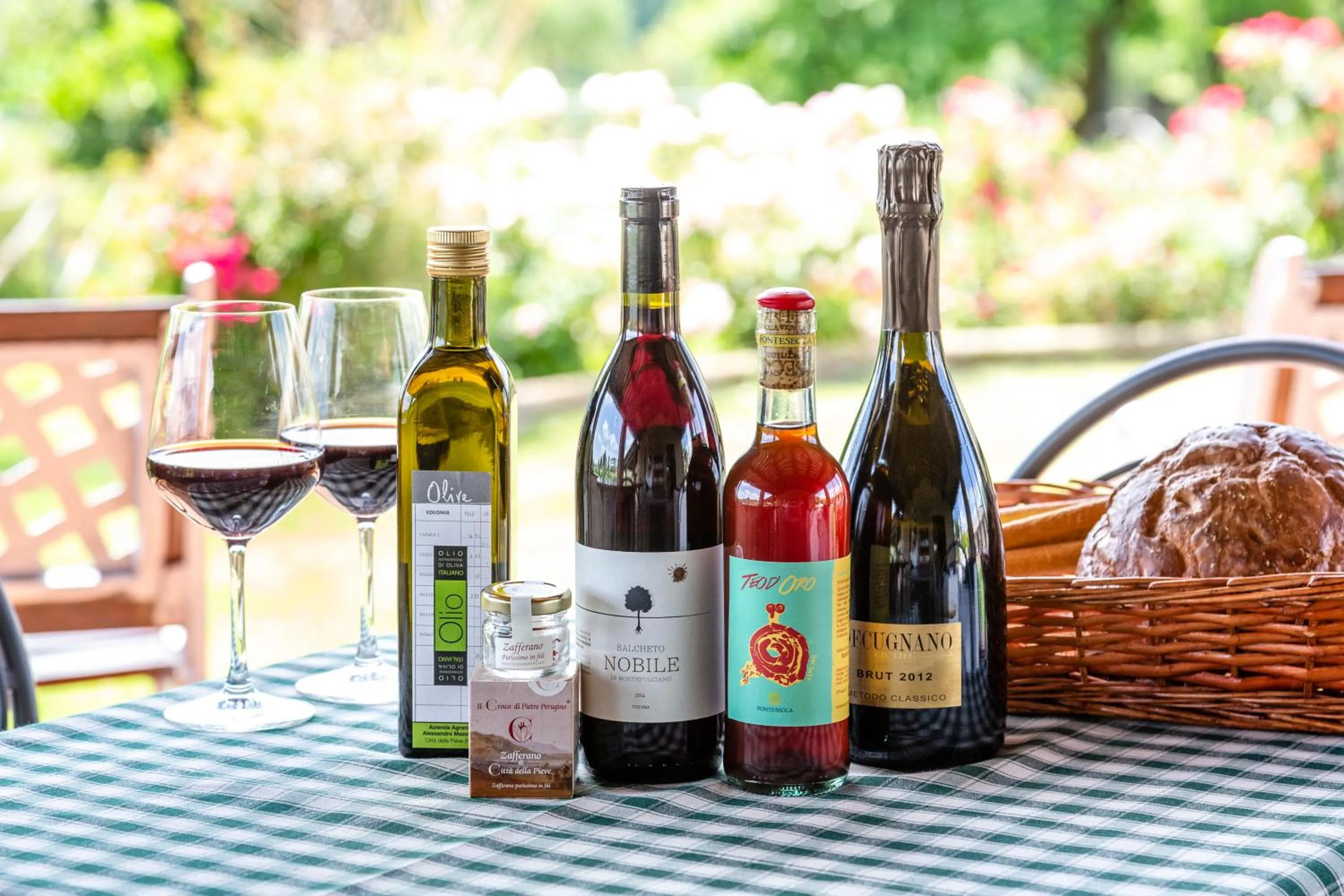 Food and drinks in PanElios Borgo Vacanze