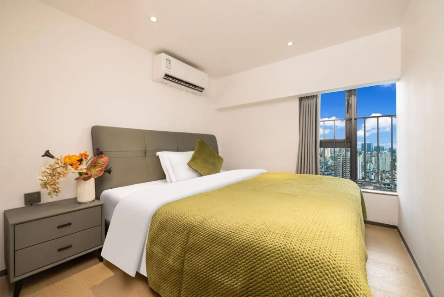 Bed in Mihua International Apartment - Guangzhou Yangang Subway Station Branch