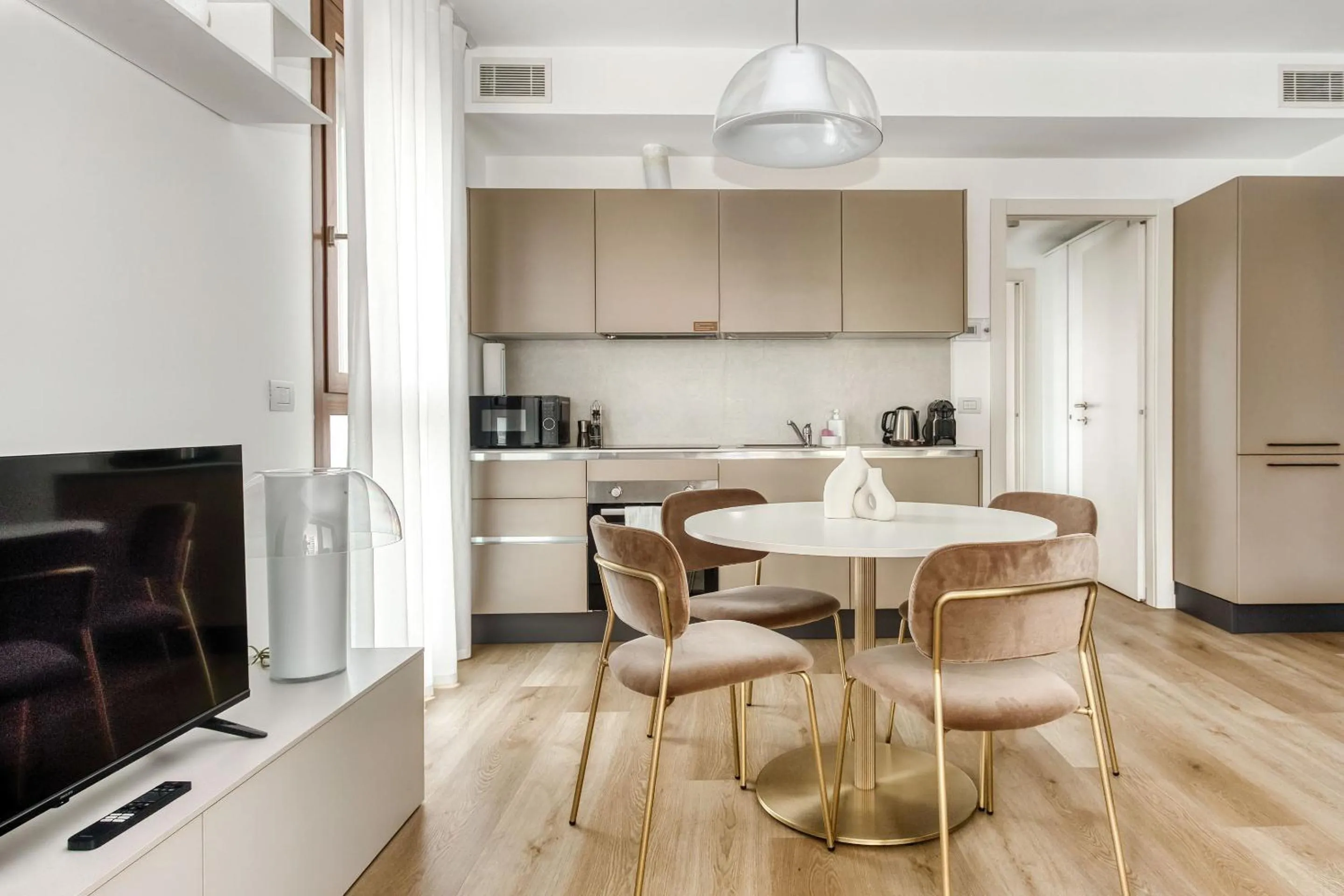 TV and multimedia in Limehome Milan Park Towers