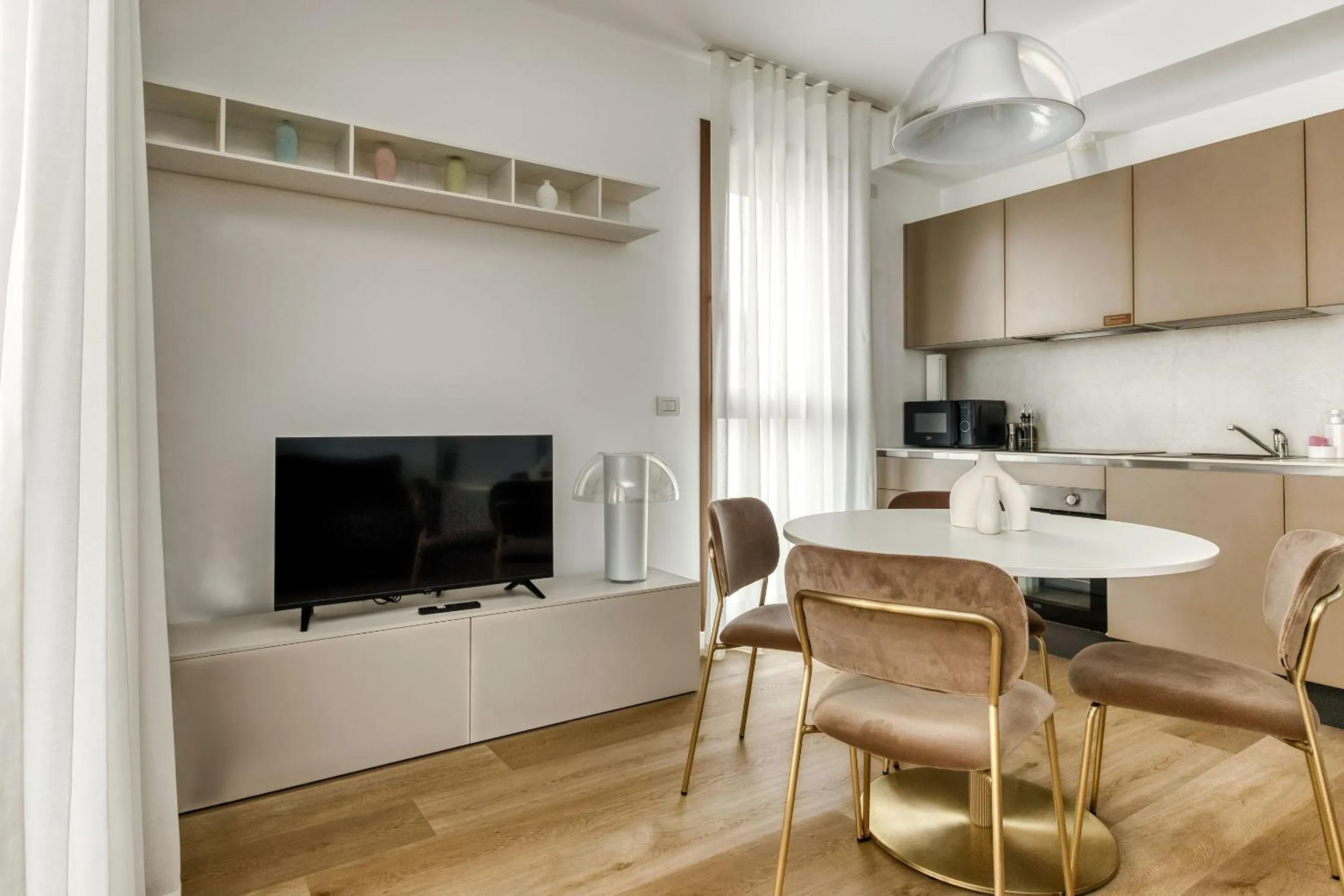 TV and multimedia in Limehome Milan Park Towers