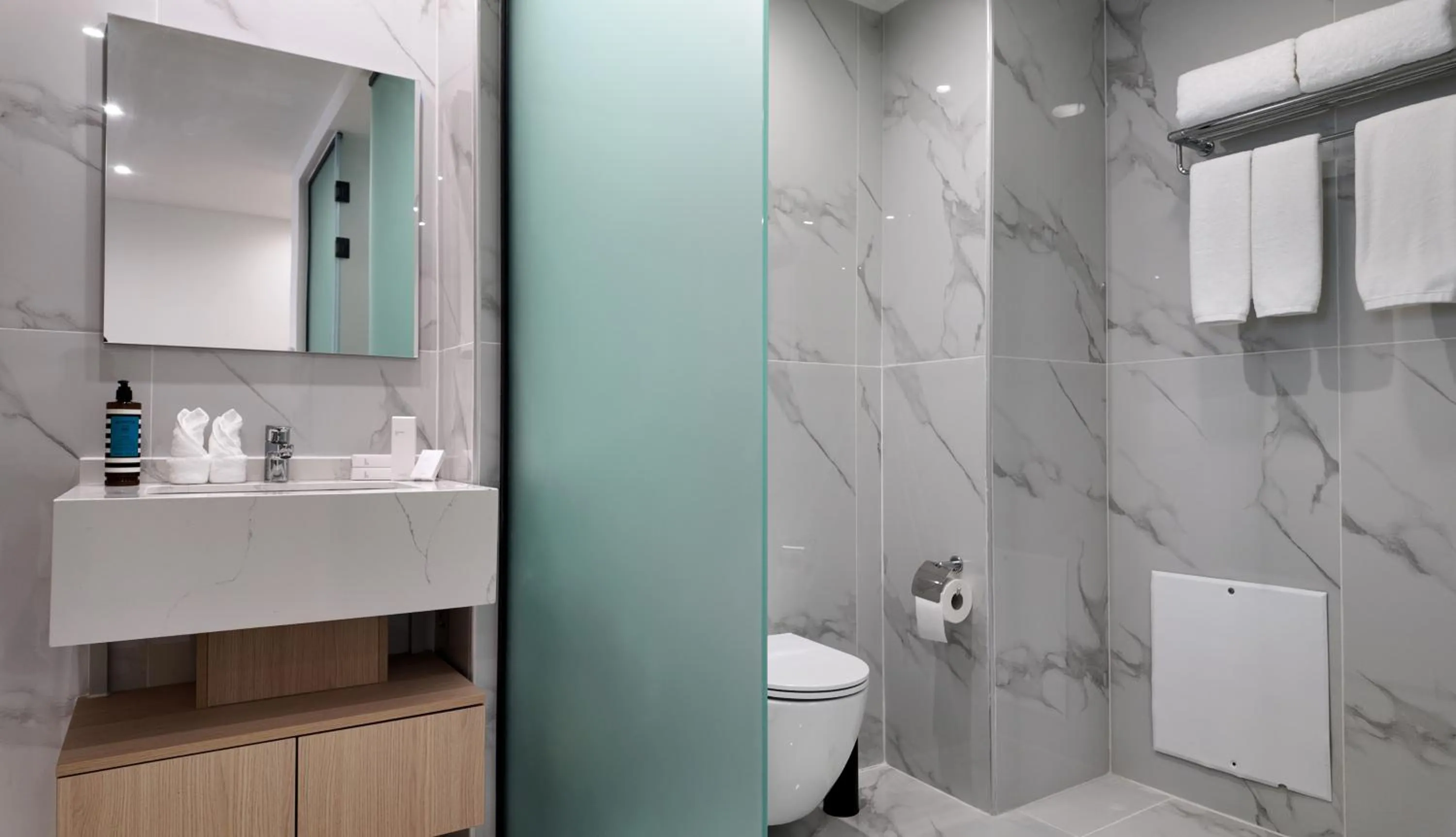 Toilet in CC LUX Suites in Piraeus Port