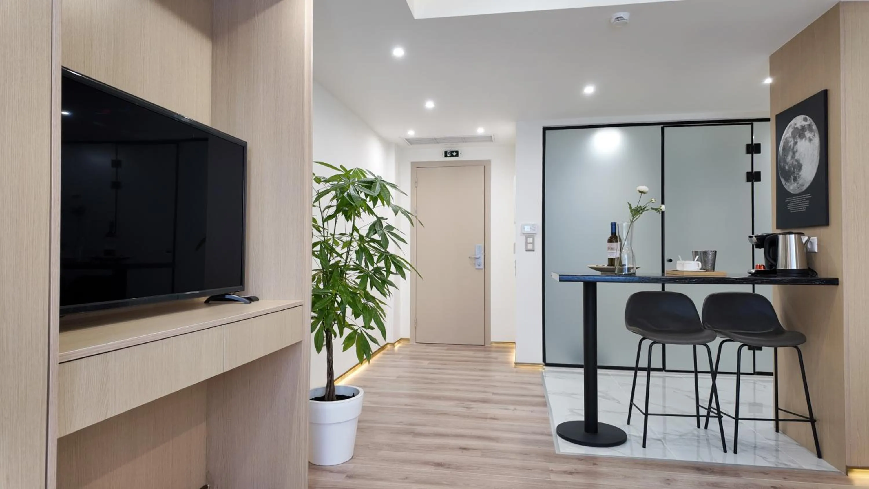 TV and multimedia in CC LUX Suites in Piraeus Port