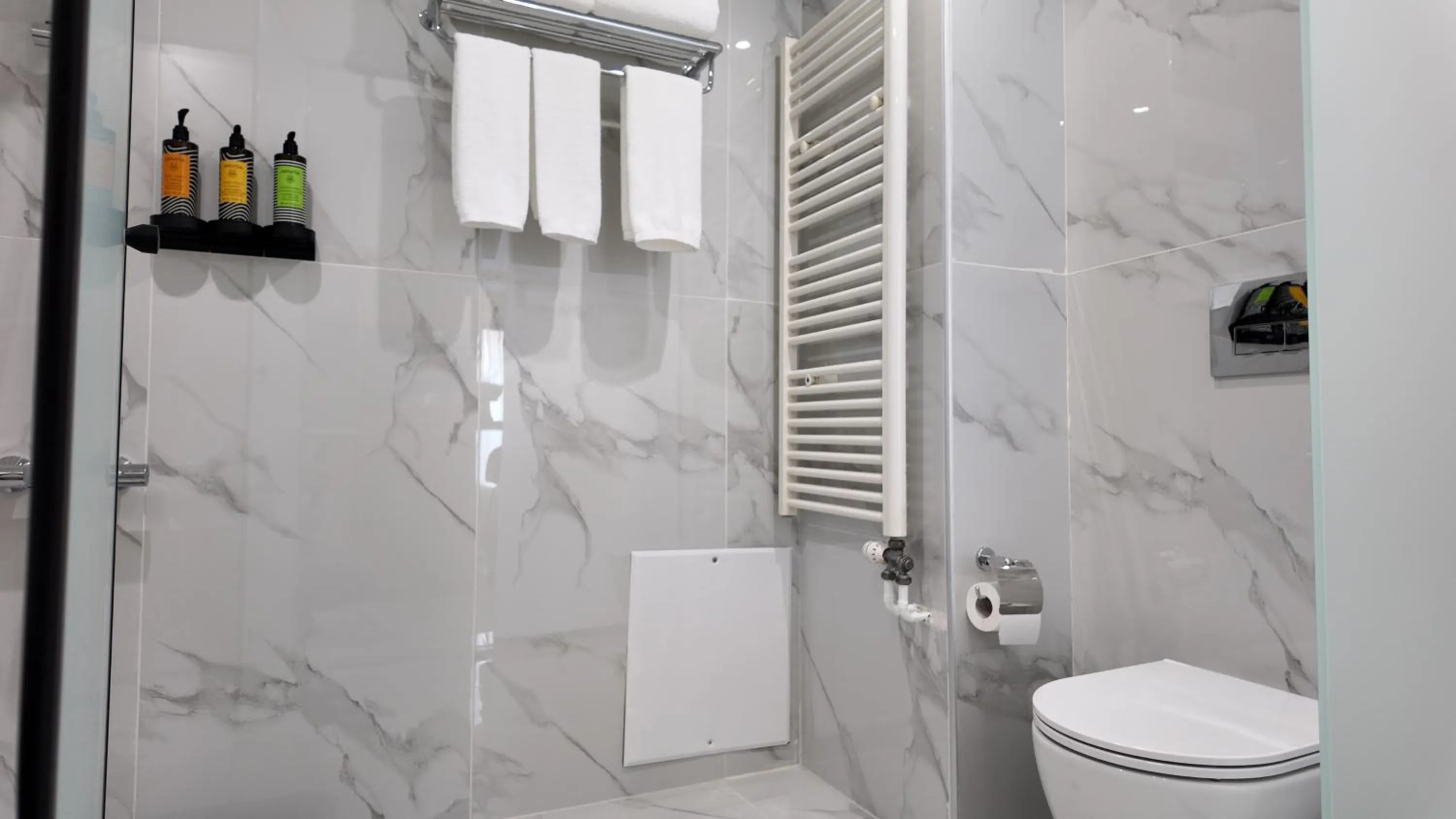 Shower in CC LUX Suites in Piraeus Port
