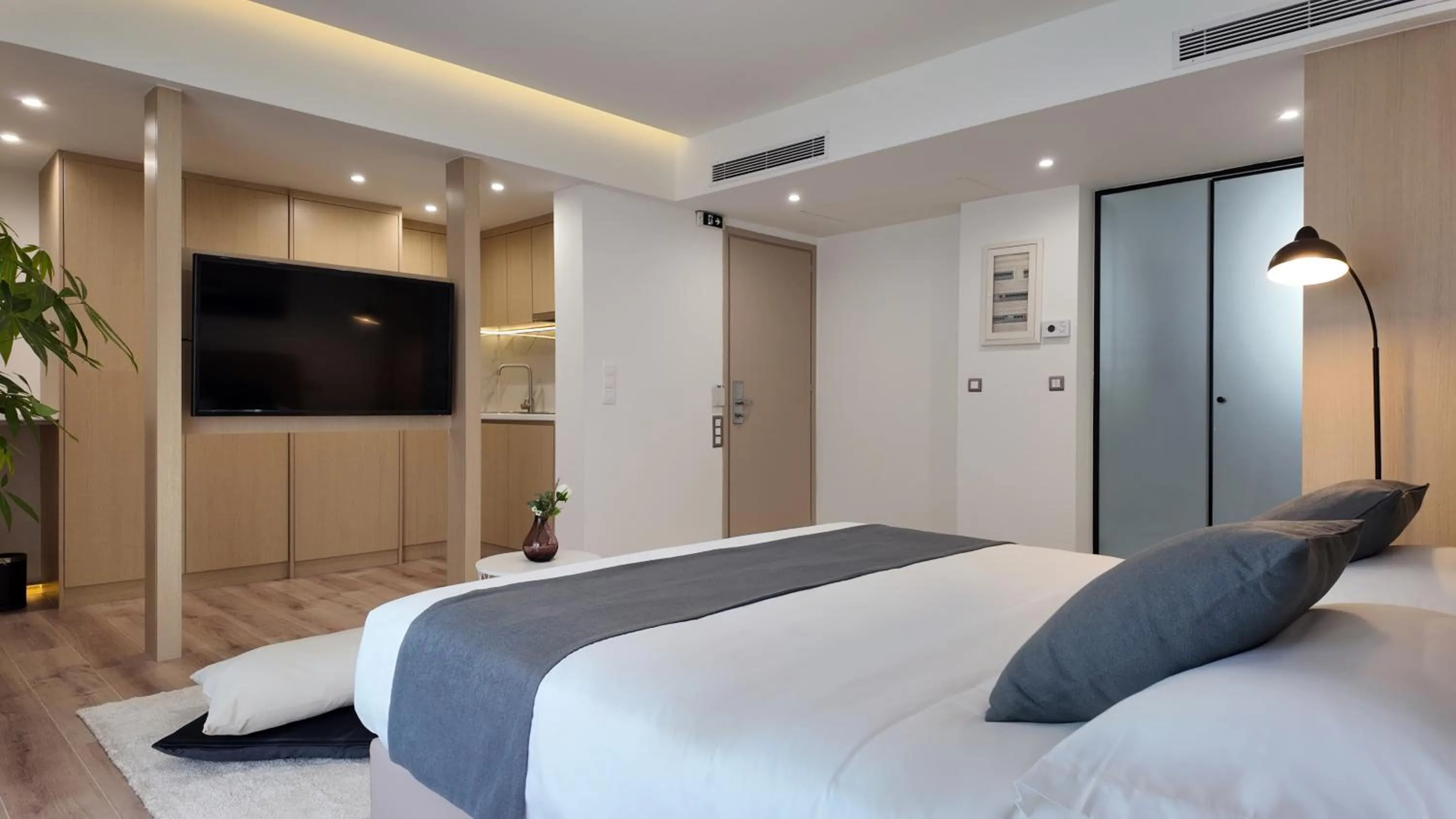 Bed in CC LUX Suites in Piraeus Port