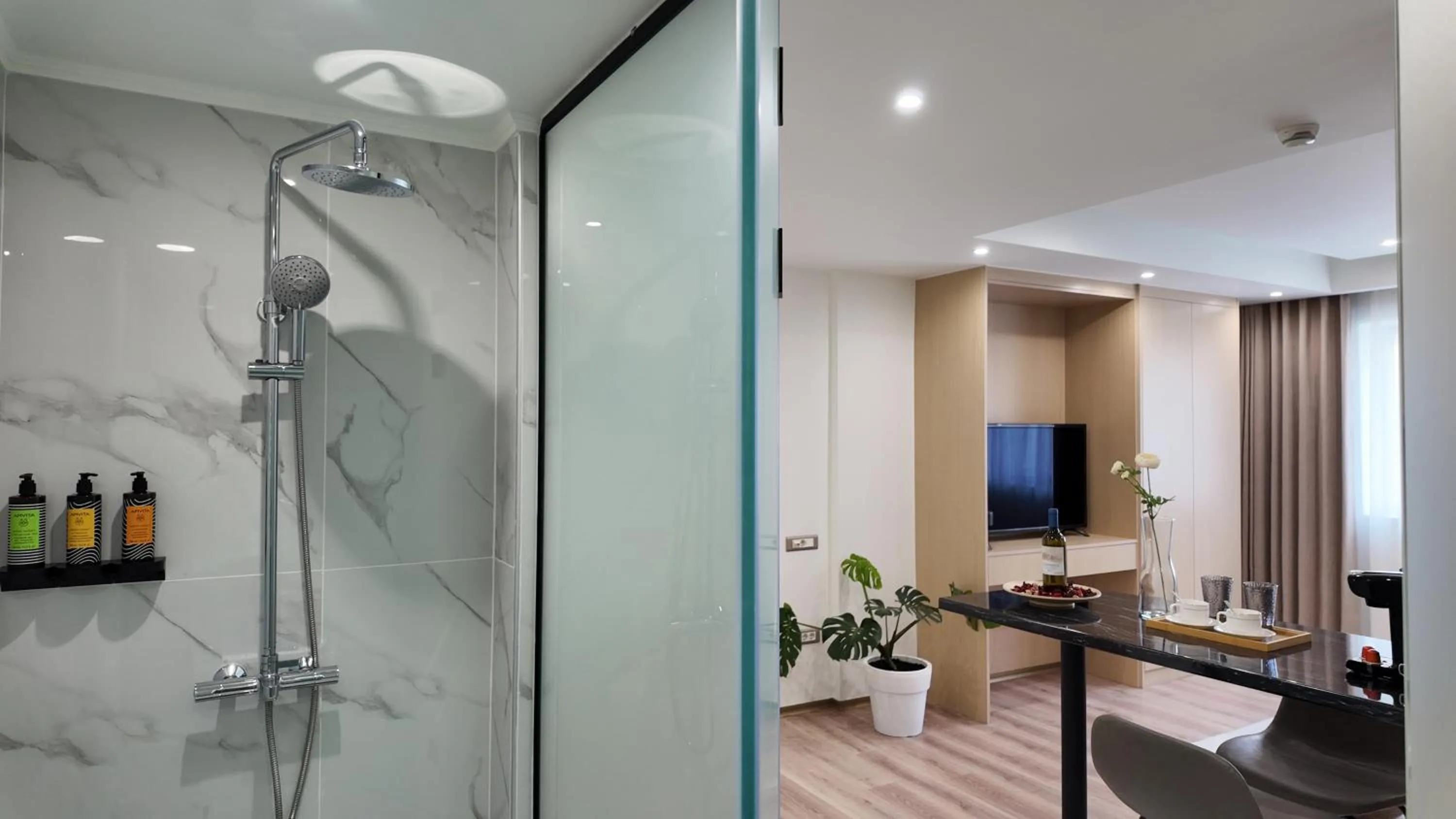 Shower in CC LUX Suites in Piraeus Port