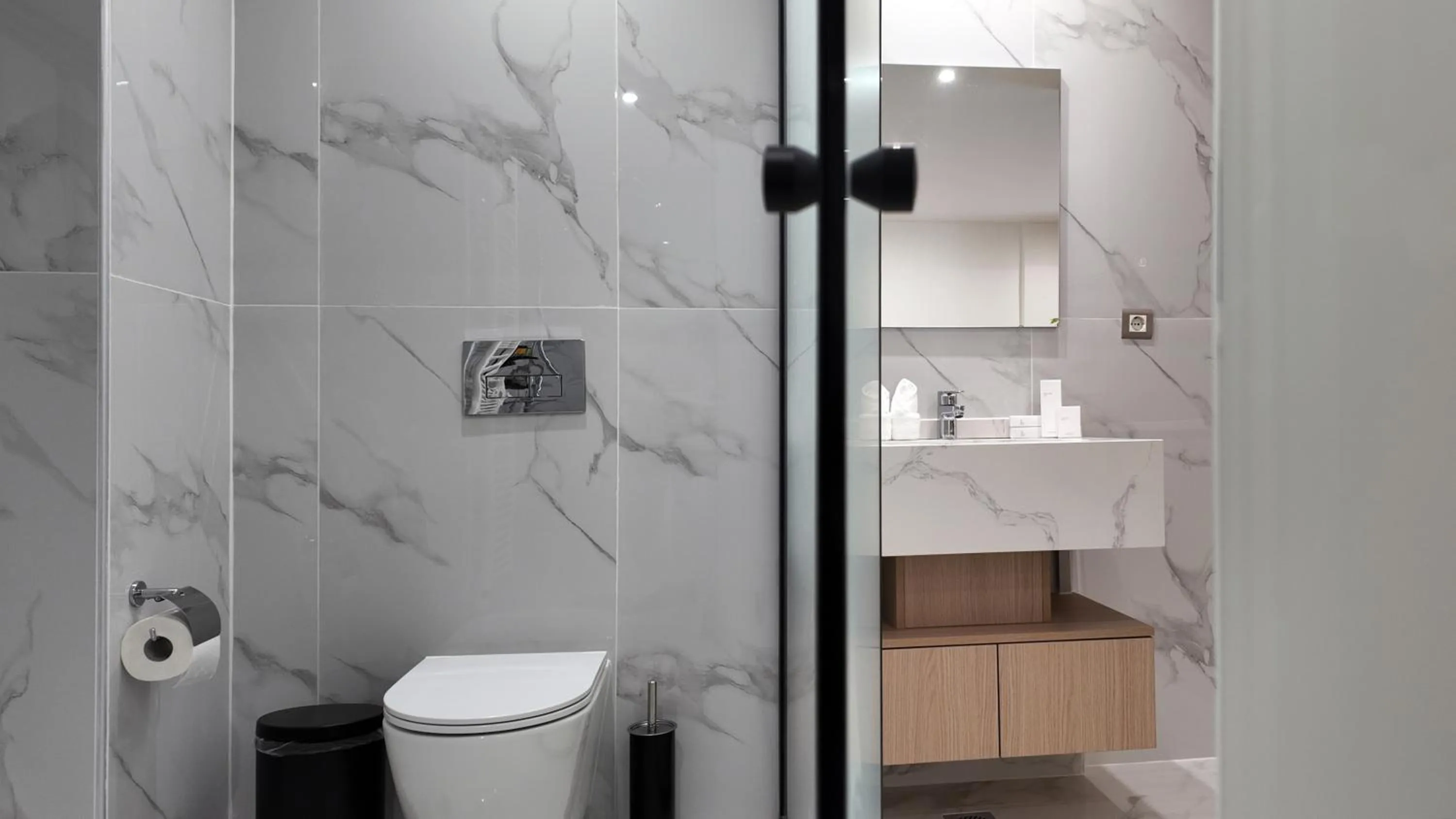 Toilet in CC LUX Suites in Piraeus Port