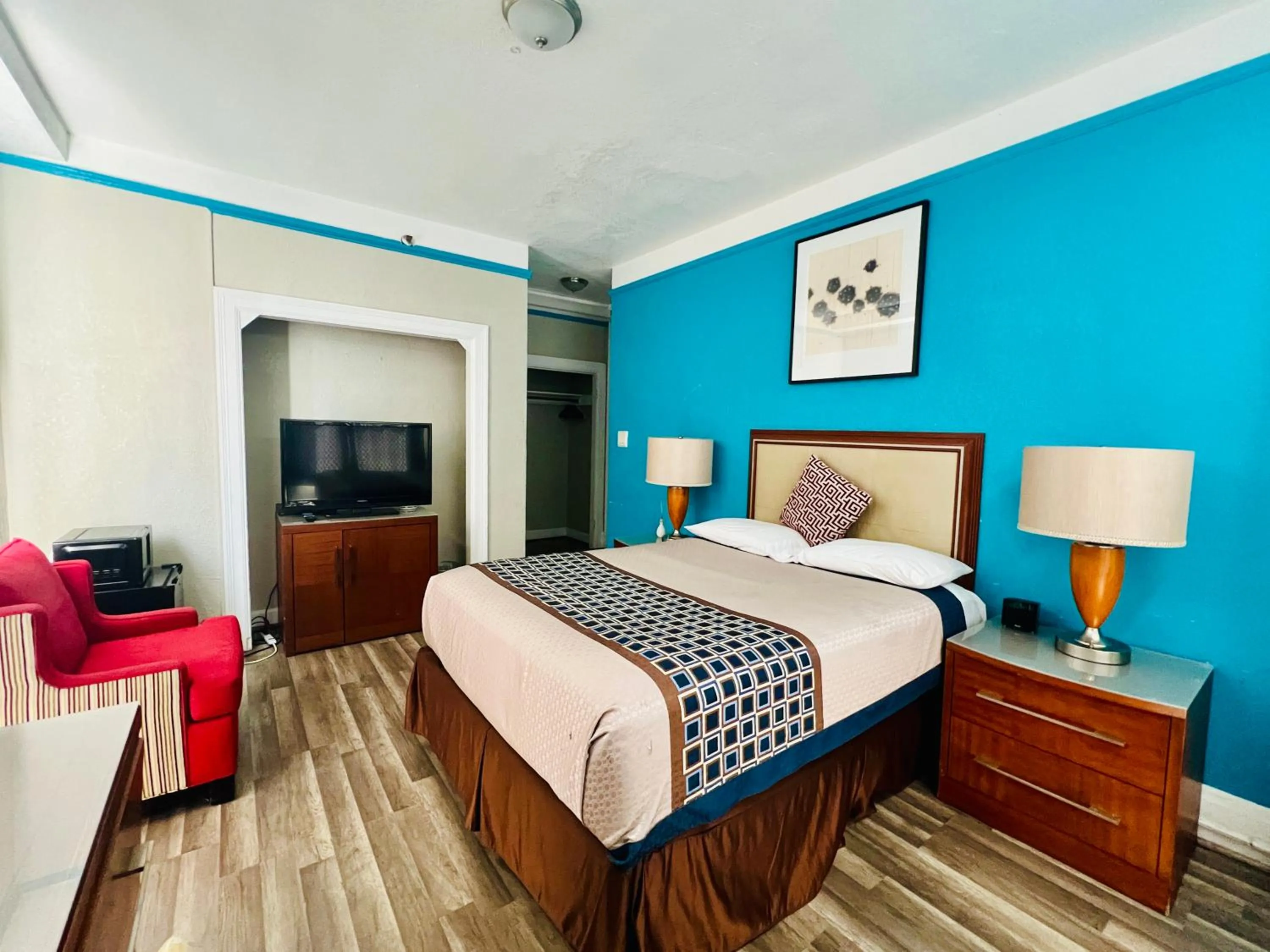 View (from property/room), Bed in Admiral Hotel