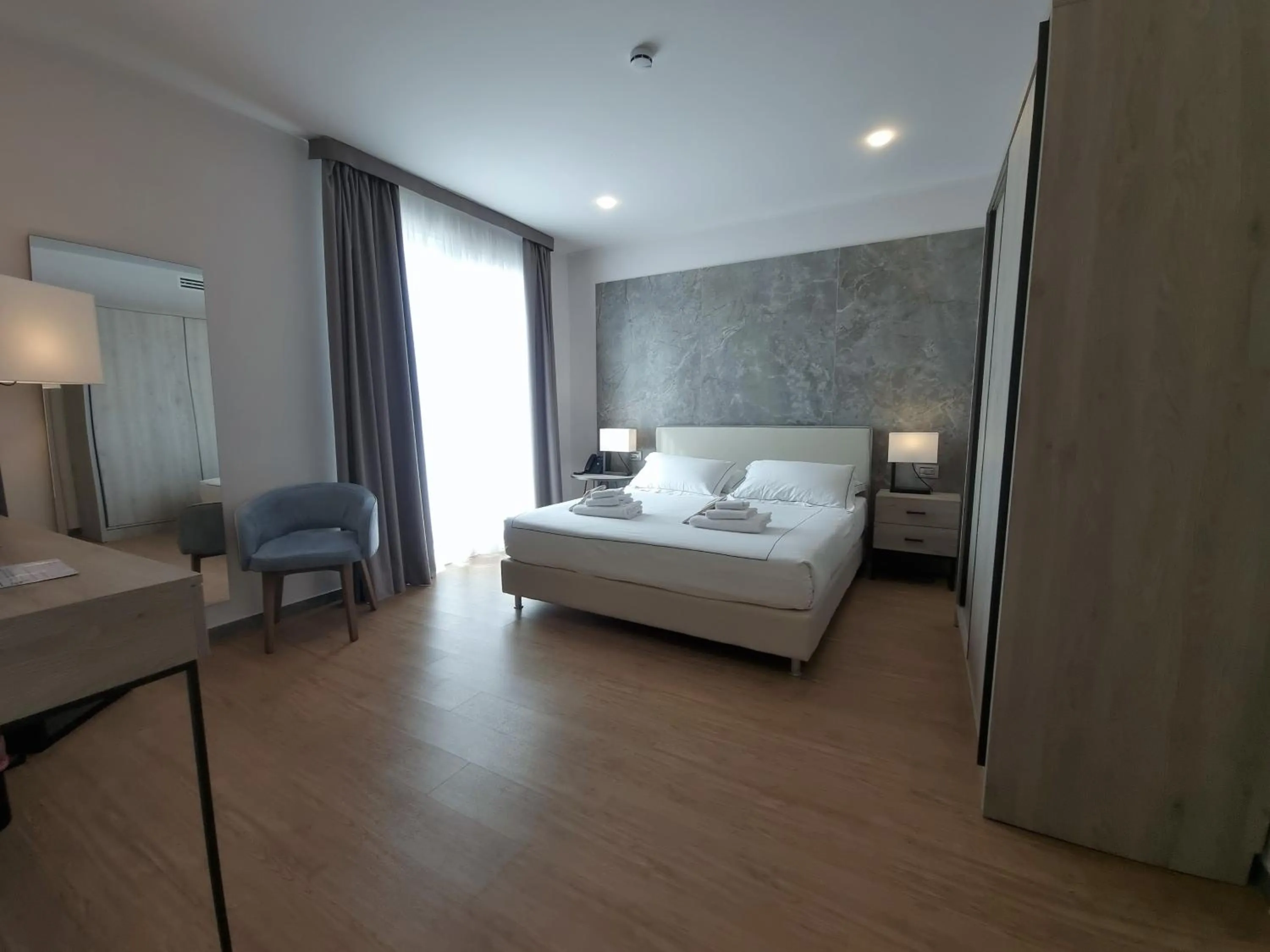 View (from property/room), Bed in Hotel Byron