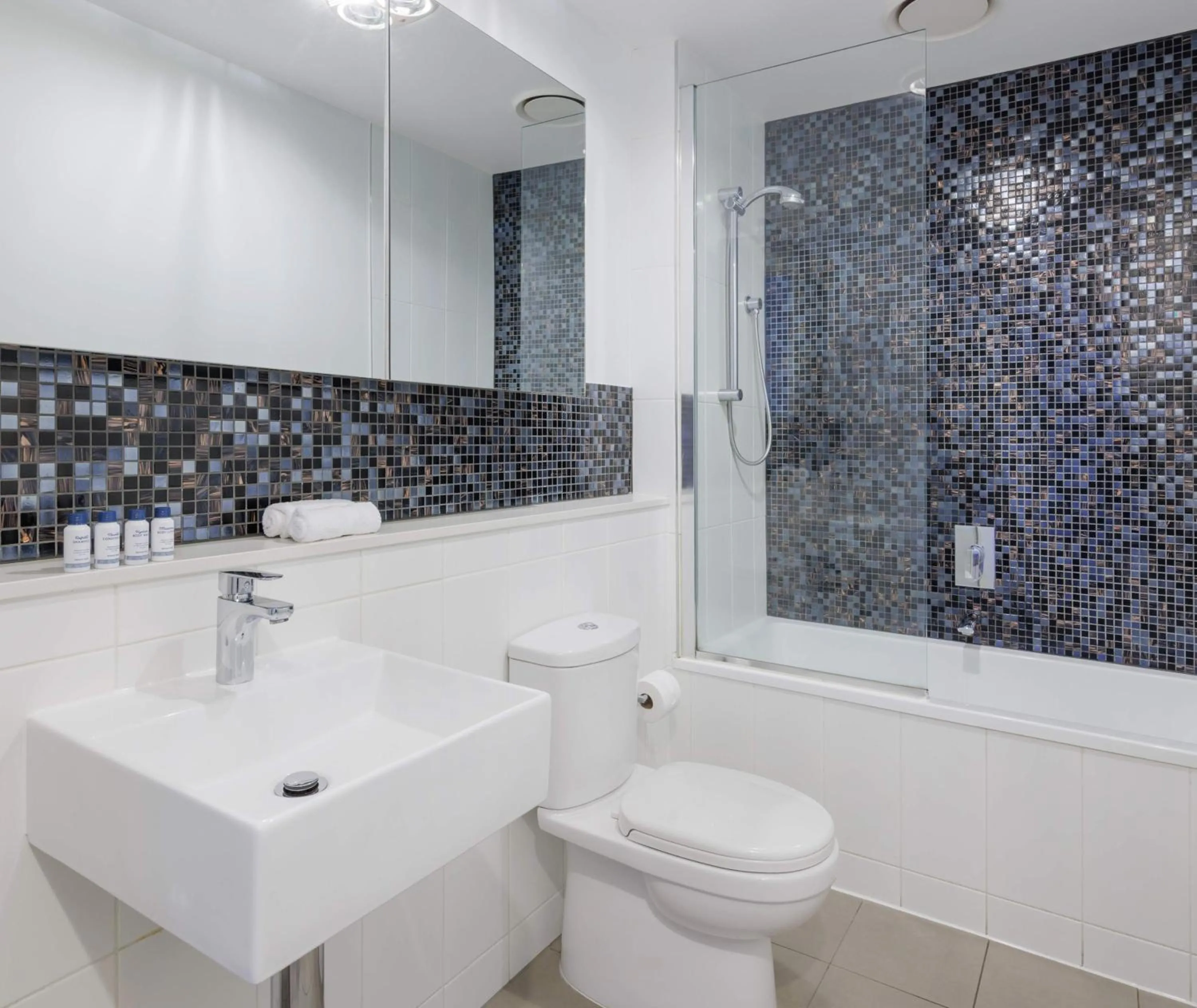 Shower in Oaks Melbourne Flemington Suites