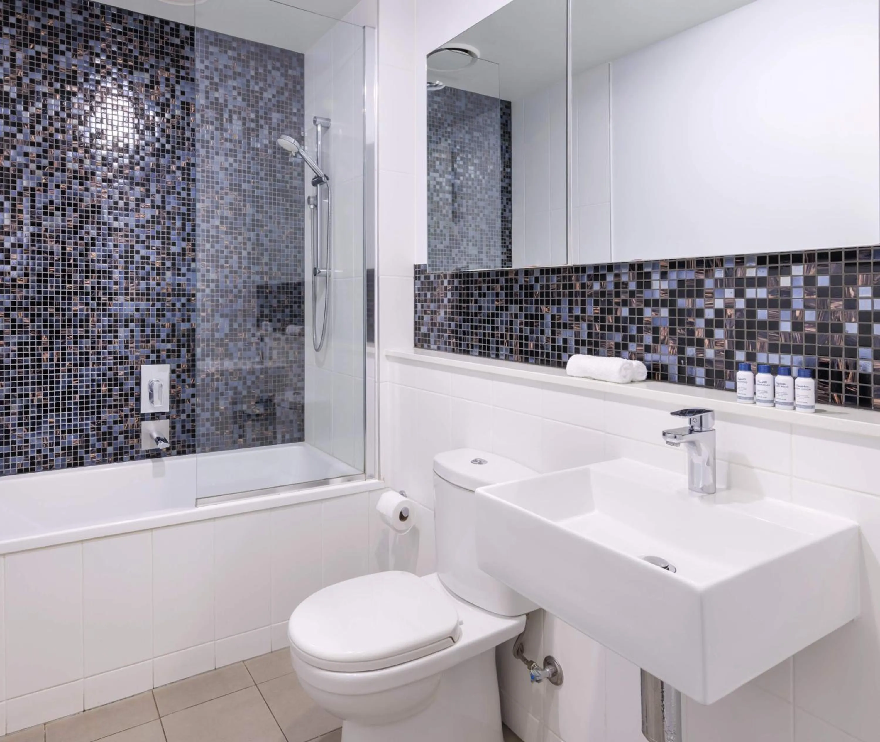 Shower in Oaks Melbourne Flemington Suites