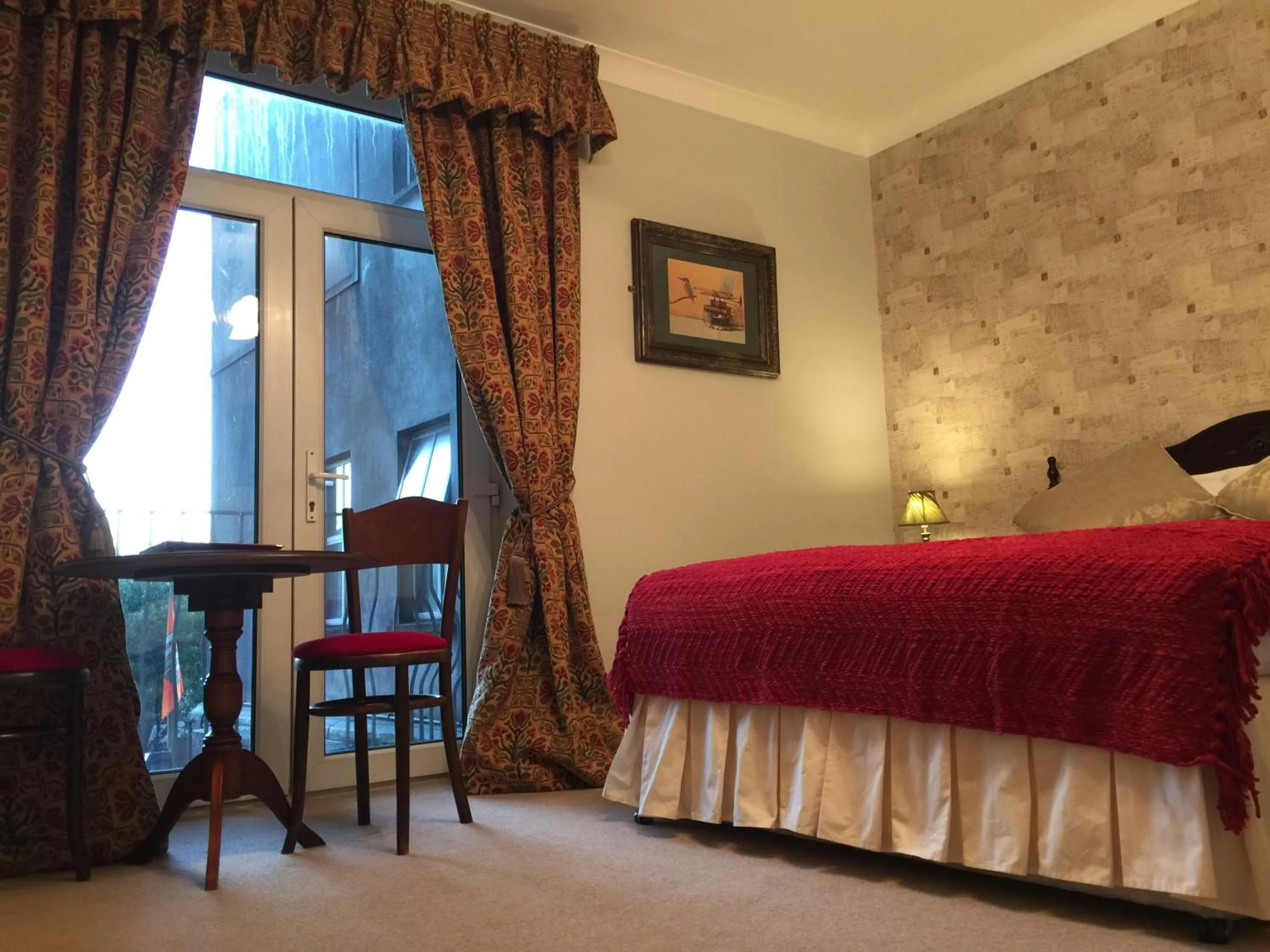 Photo of the whole room, Bed in O Donovans Hotel