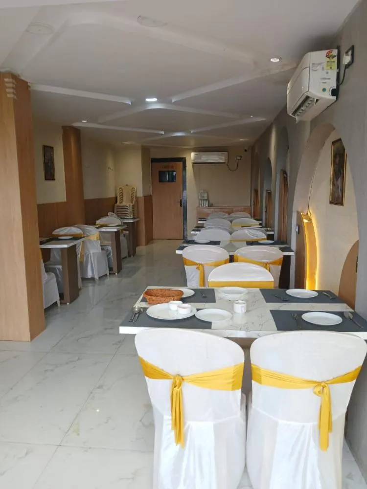 Restaurant/places to eat in Hotel New Arcadia