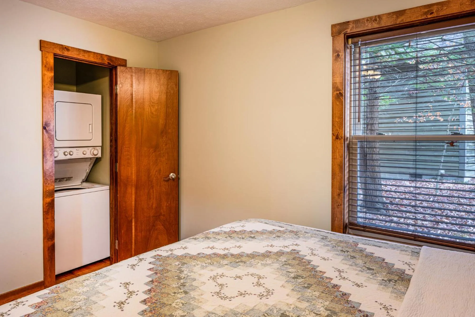 Bedroom, Bed in Adventures on the Gorge