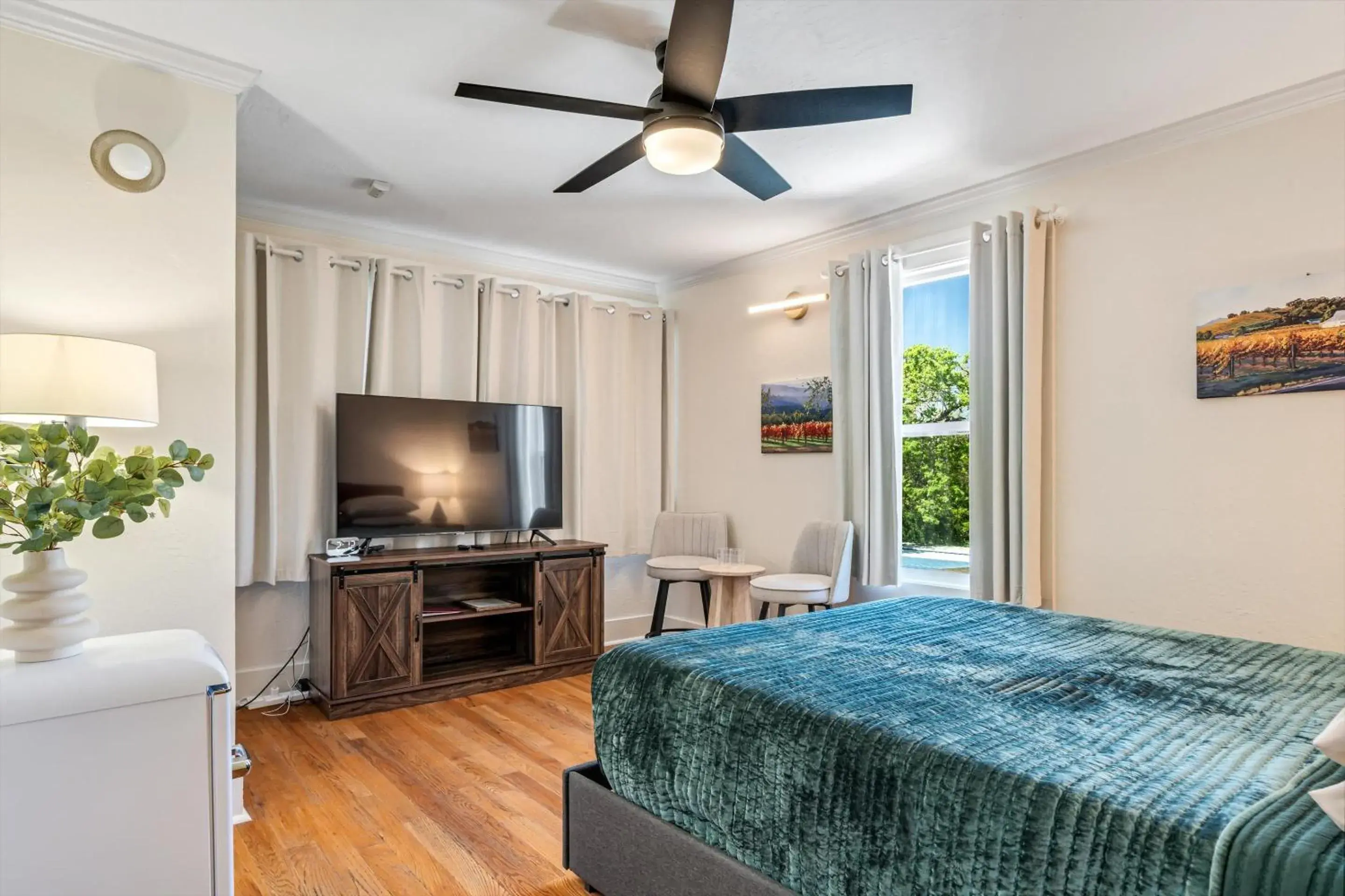 Deluxe Queen Room in Cinnamon Bear Creekside Inn Deluxe Queen Room in Cinnamon Bear Creekside Inn