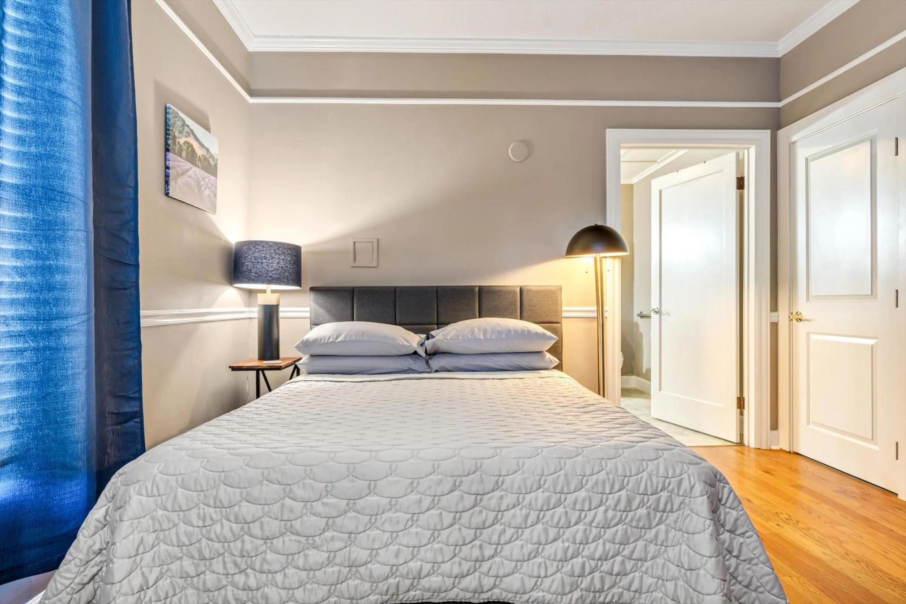 Bed in Cinnamon Bear Creekside Inn